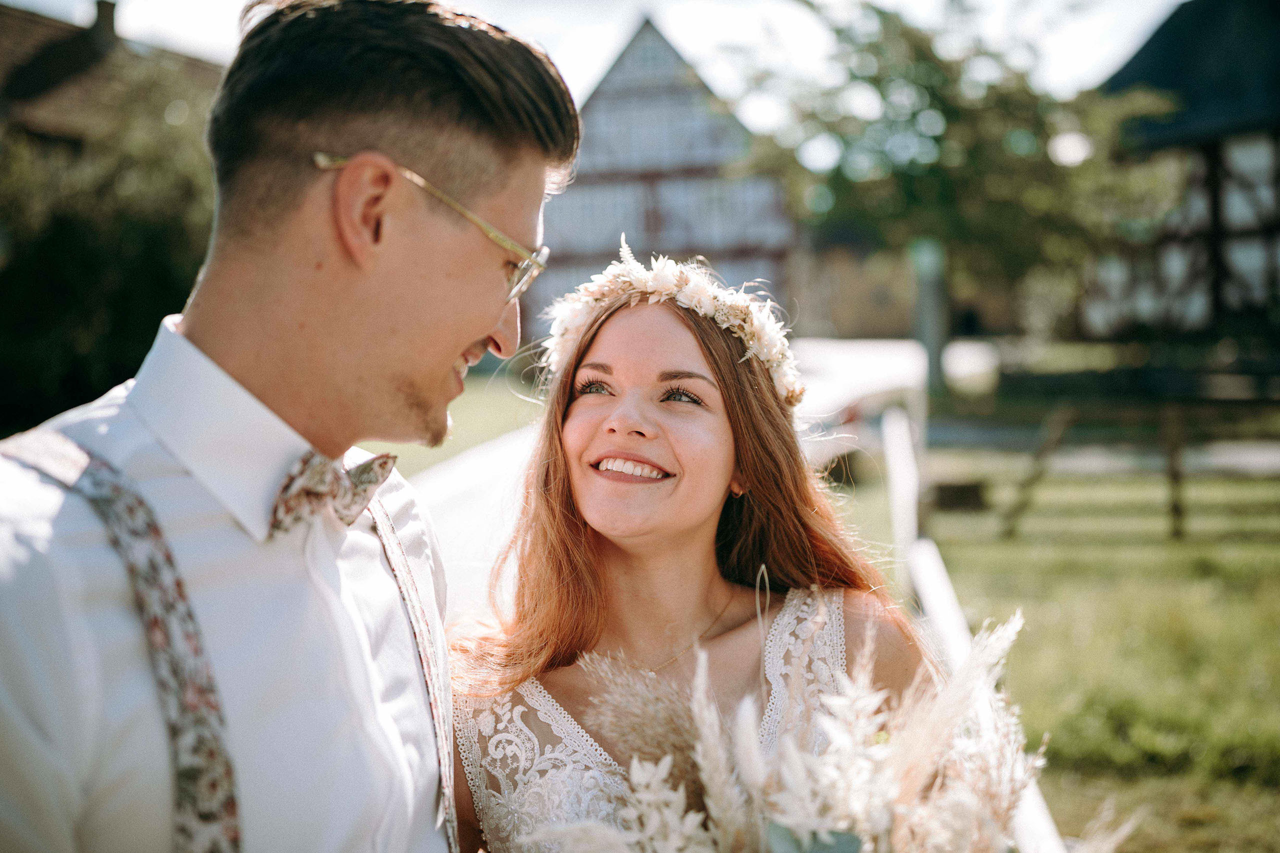 Braut schaut verliebt zum Bräutigam im Freilichtmuseum Hessenpark – Hochzeitsfotograf Bad Homburg.