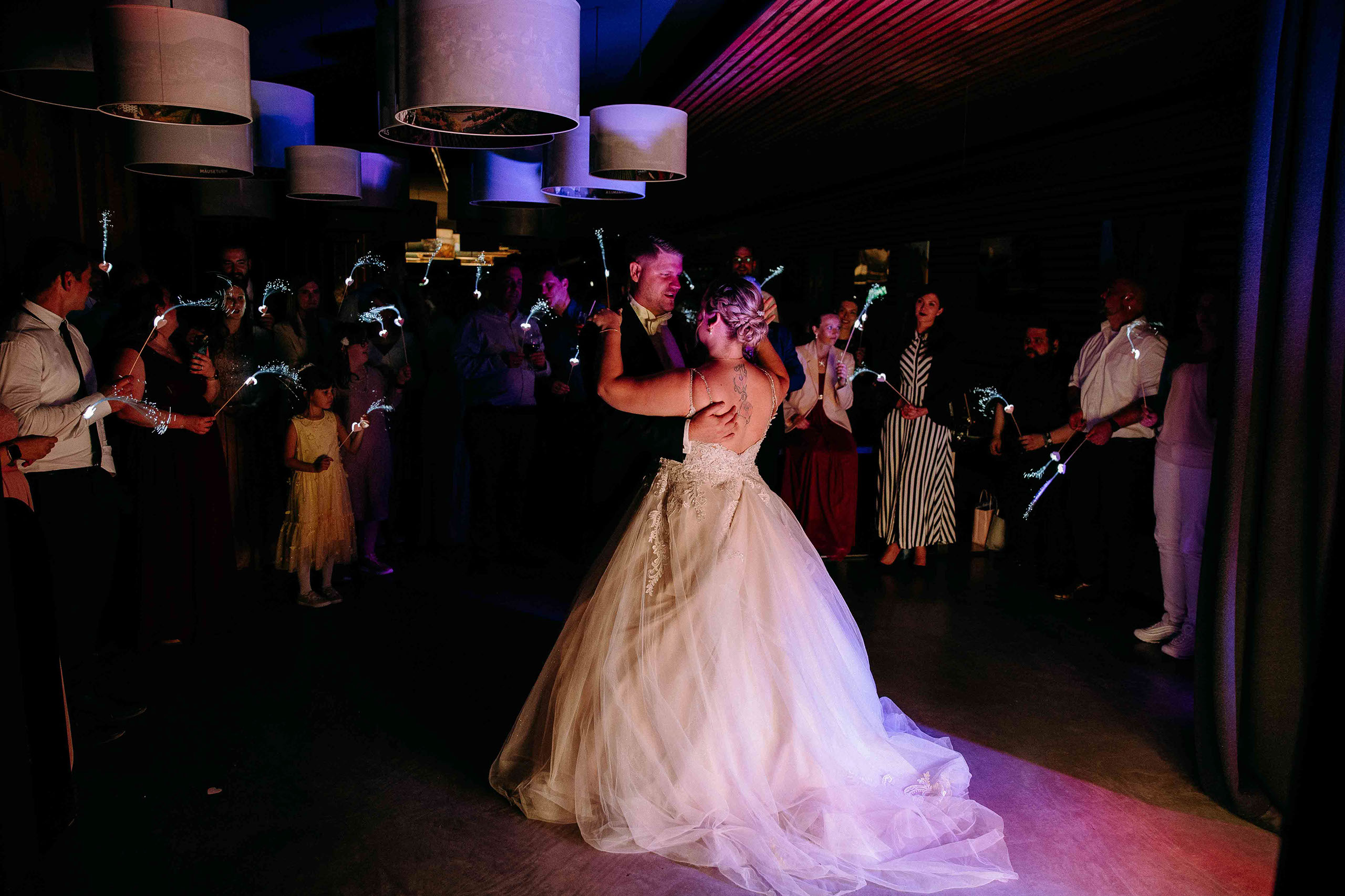 Romantischer Hochzeitstanz mit Wunderkerzen – Hochzeitslocation Am Niederwald stimmungsvoll in Szene gesetzt vom Hochzeitsfotograf Rheingau.