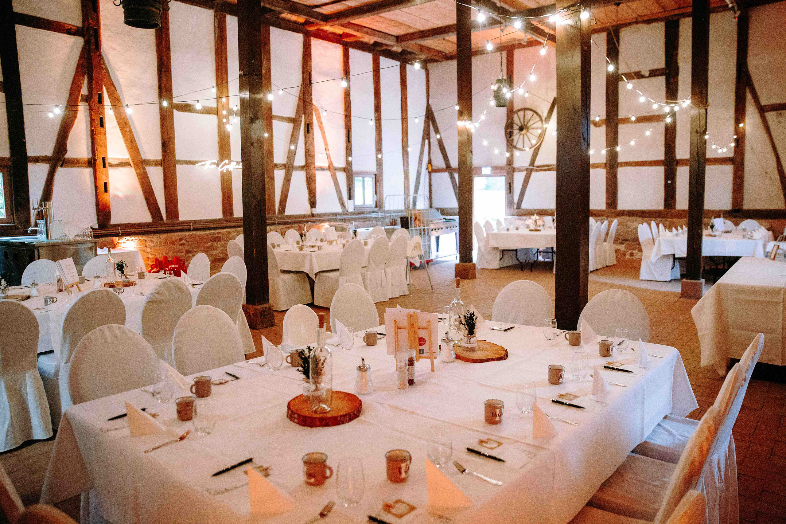 Feierlich dekorierter Hochzeitssaal im Freilichtmuseum Hessenpark – Eventlocation Bad Homburg.