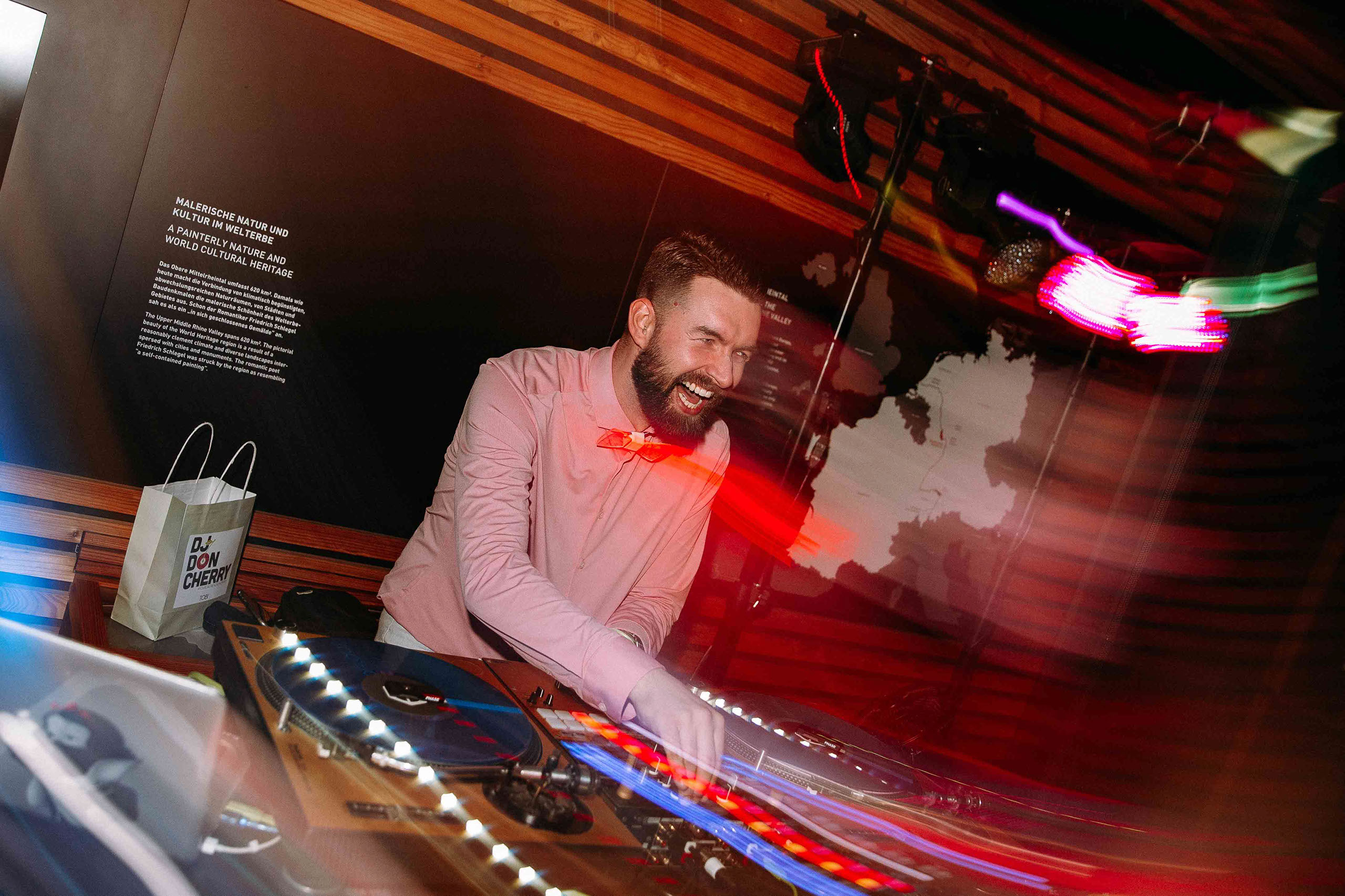 Lachender DJ bei der Hochzeitsfeier – Stimmungsvoll begleitet in der Hochzeitslocation Am Niederwald im Rheingau.