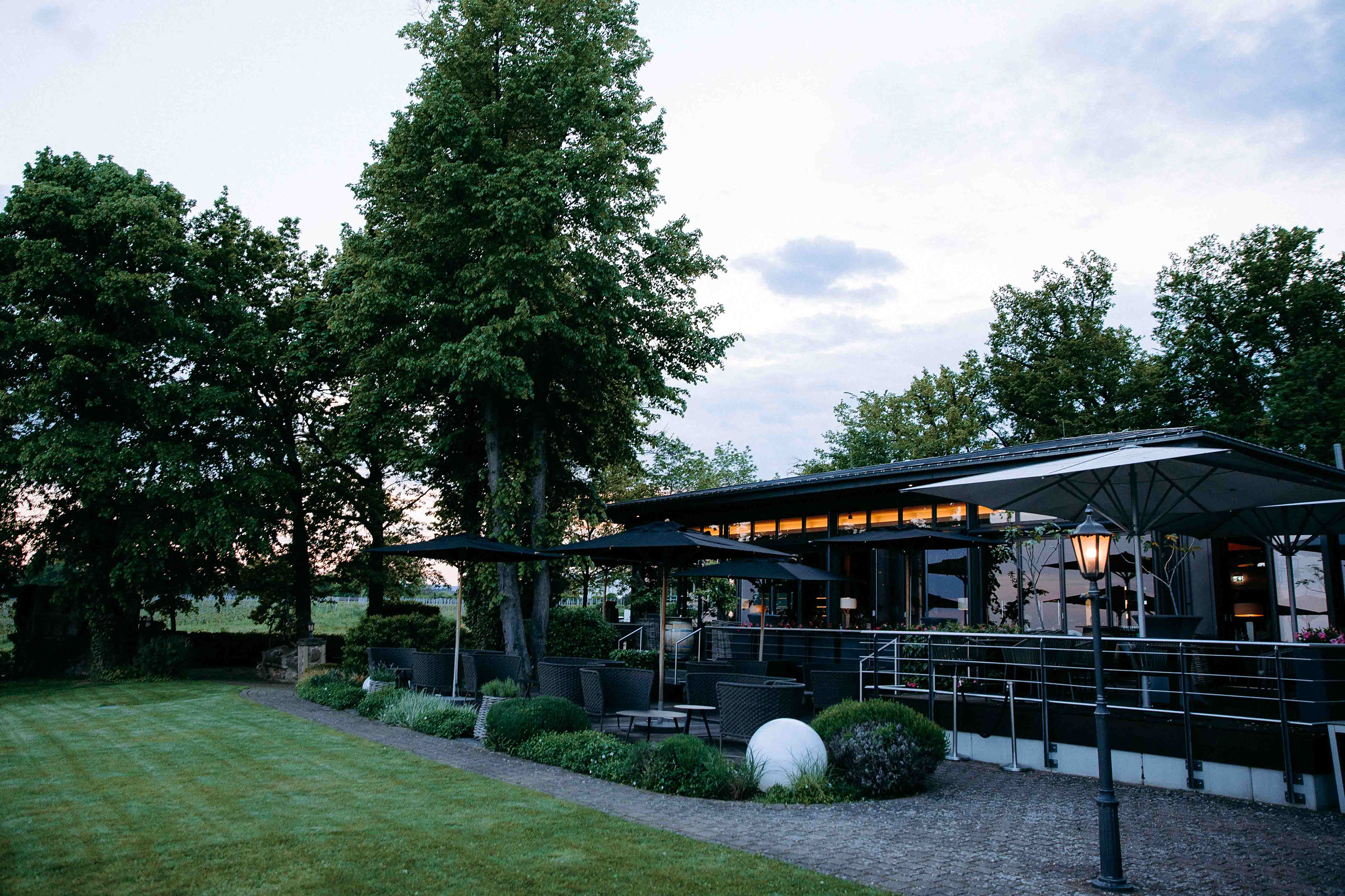 Lichter und Terrassenbereich der Burg Schwarzenstein im Abendlicht – Hochzeitslocation im Grünen.