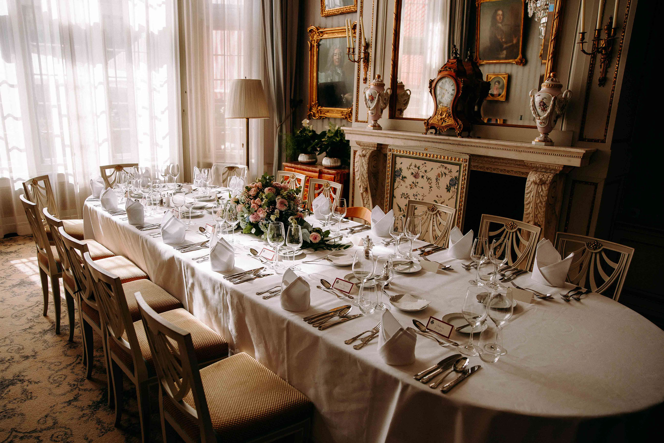 Privater Raum mit gedeckter Hochzeitstafel – stilvolle Hochzeitslocation im Schlosshotel Kronberg im Blauer Salon