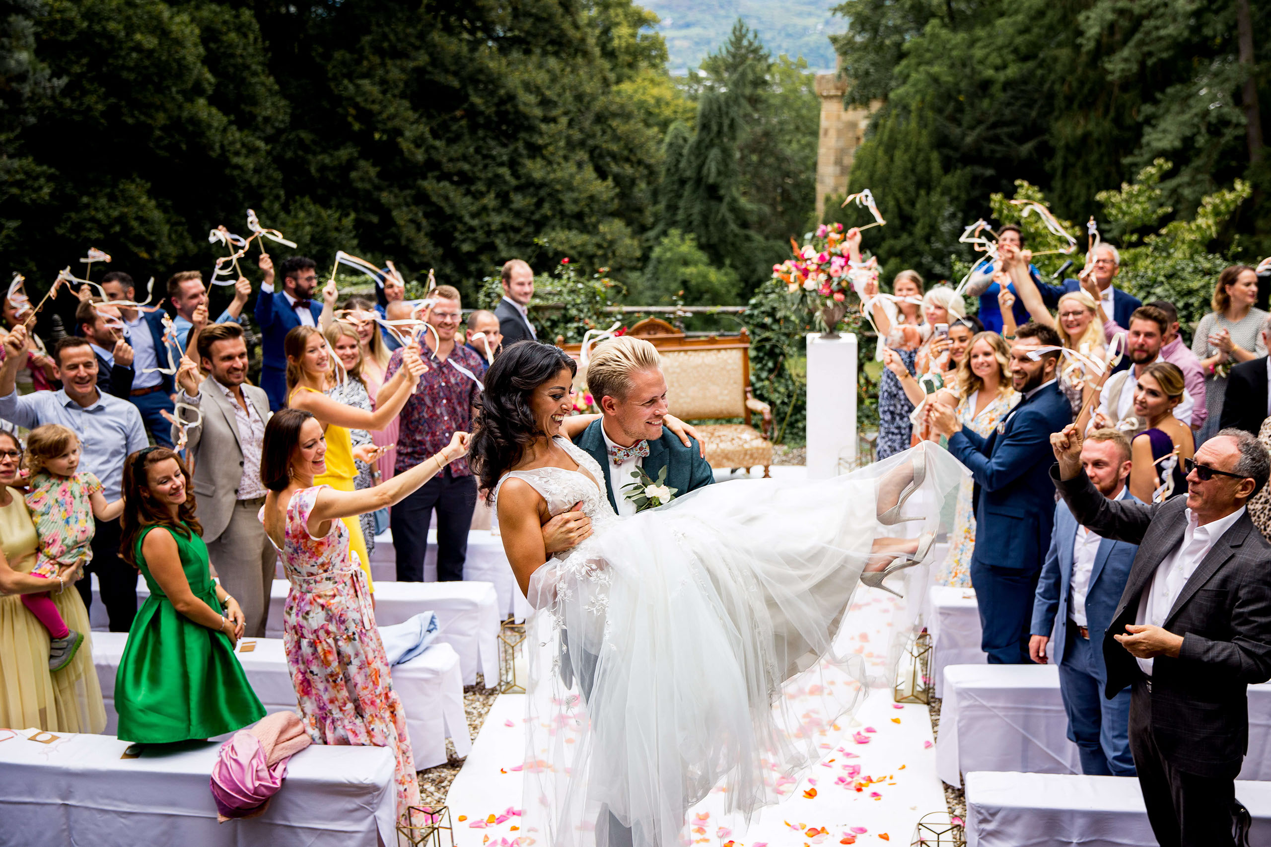 Der Auszug des Brautpaares bei der freien Trauung wird vom Hochzeitsfotografen aus Mainz festgehalten.