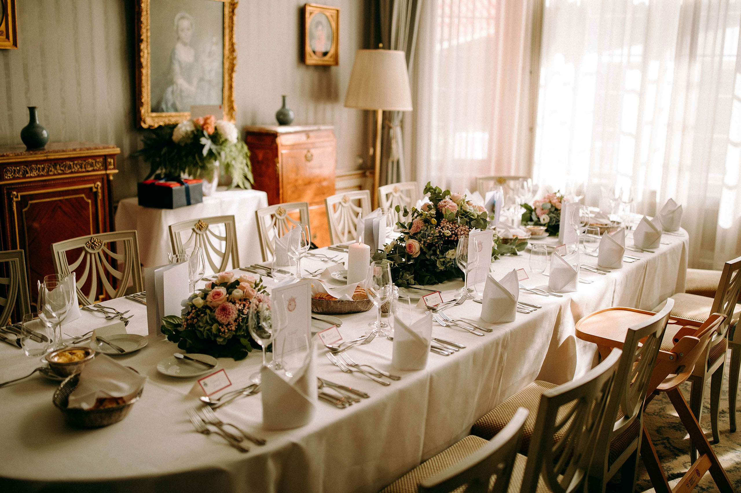 Festliche Hochzeitstafel mit Blumenschmuck im Schlosshotel Kronberg – Hochzeitsfotograf Perspektive im Blauer Salon