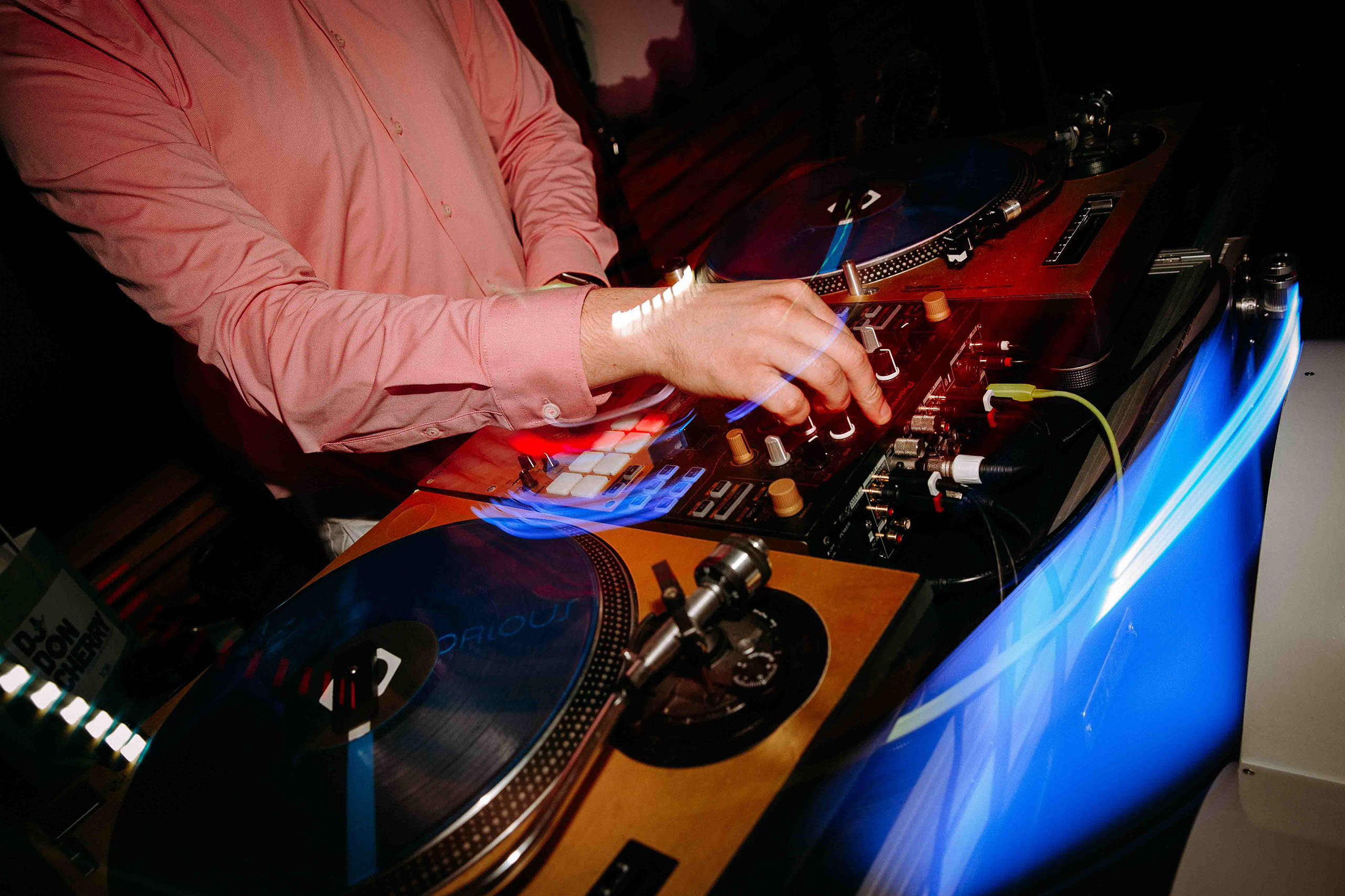 DJ-Mischpult mit Lichtspiel – Musik und Technik bei der Hochzeitslocation Am Niederwald im Rheingau.