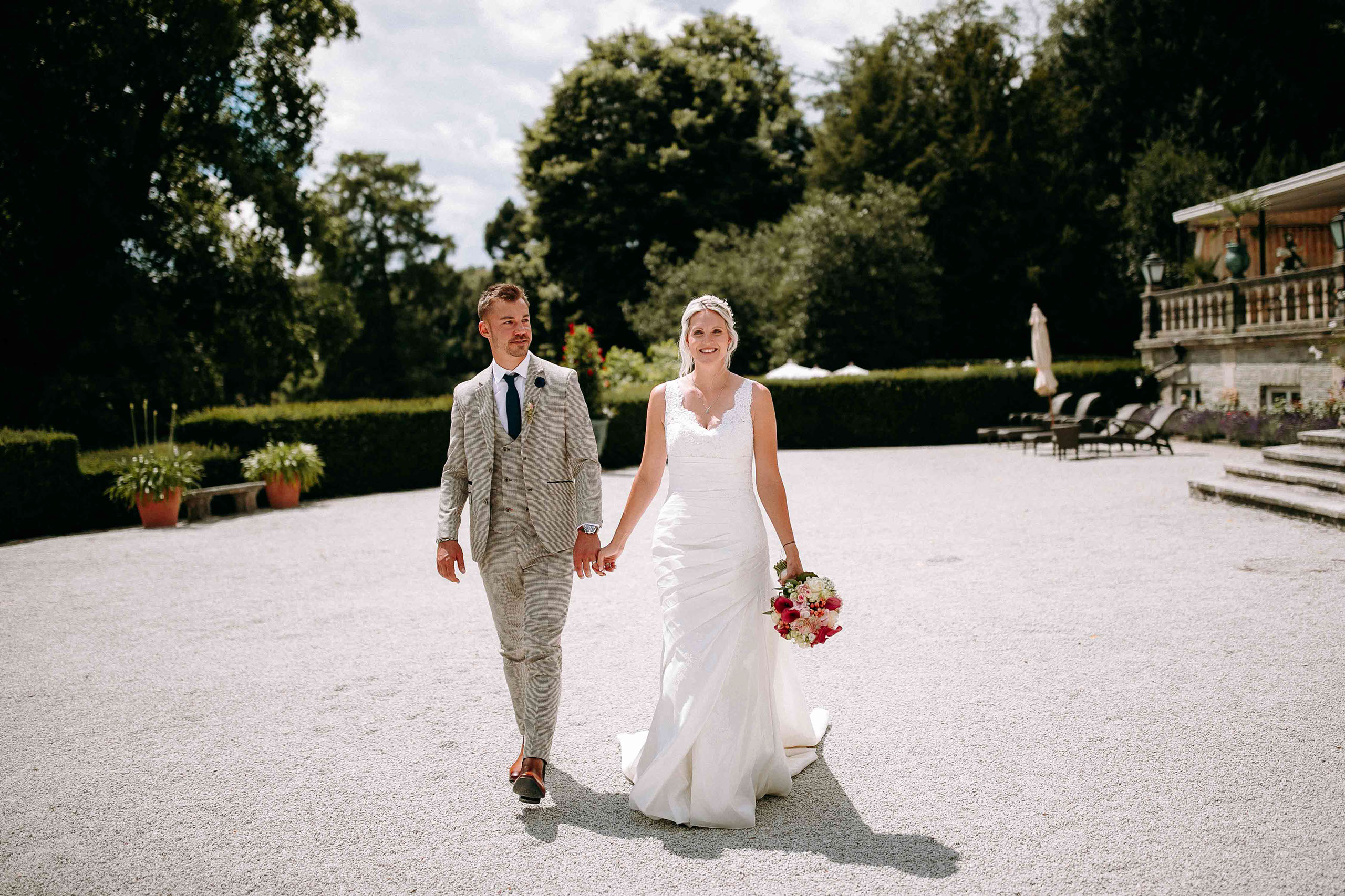 Brautpaar spaziert durch den Schlossgarten des Schlosshotel Kronberg – Hochzeitsfotograf fängt Moment ein