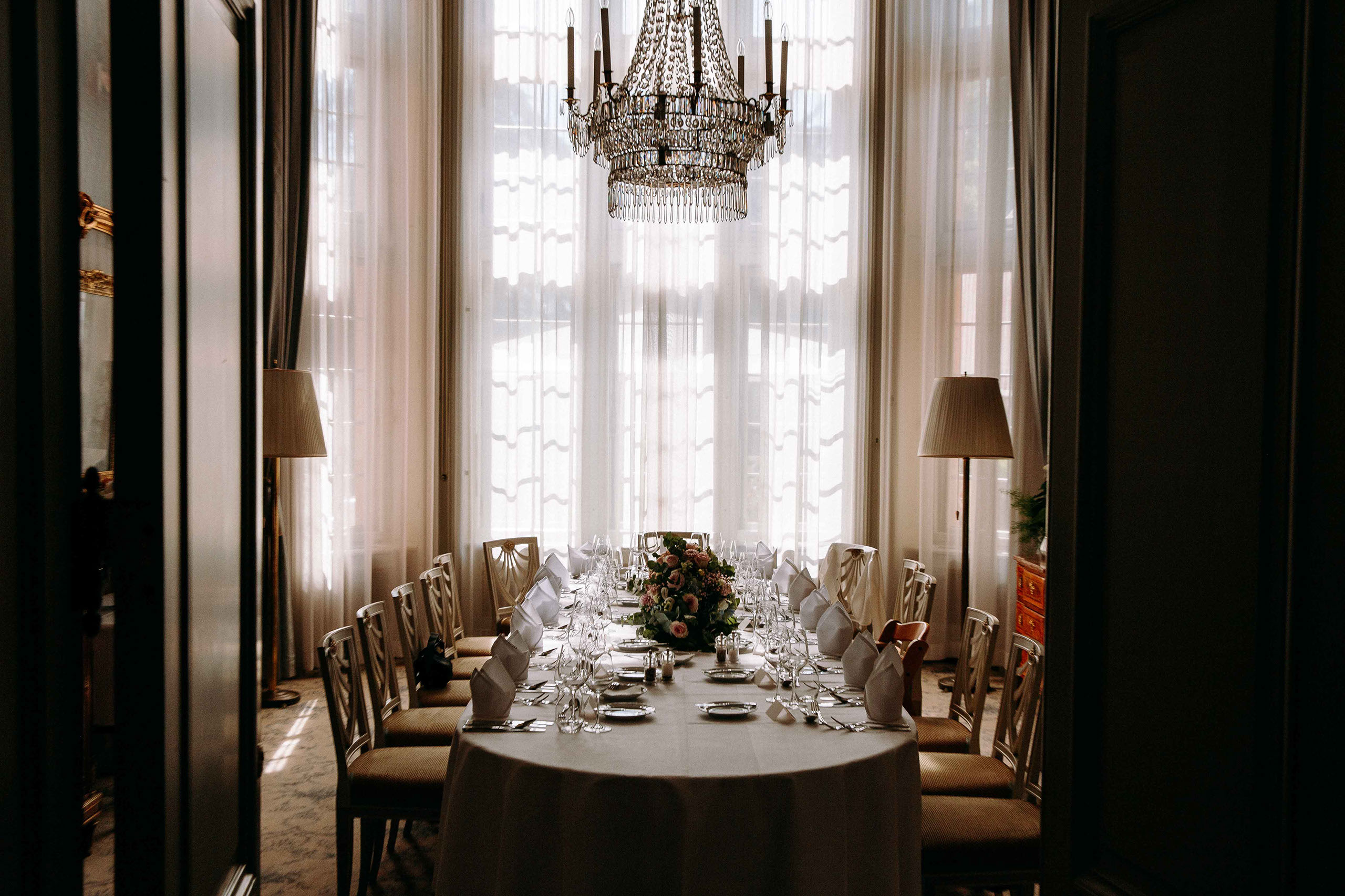 Hochzeitstafel mit Tageslicht im Schlosshotel Kronberg – perfekte Kulisse für Hochzeitsfotos im Blauer Salon