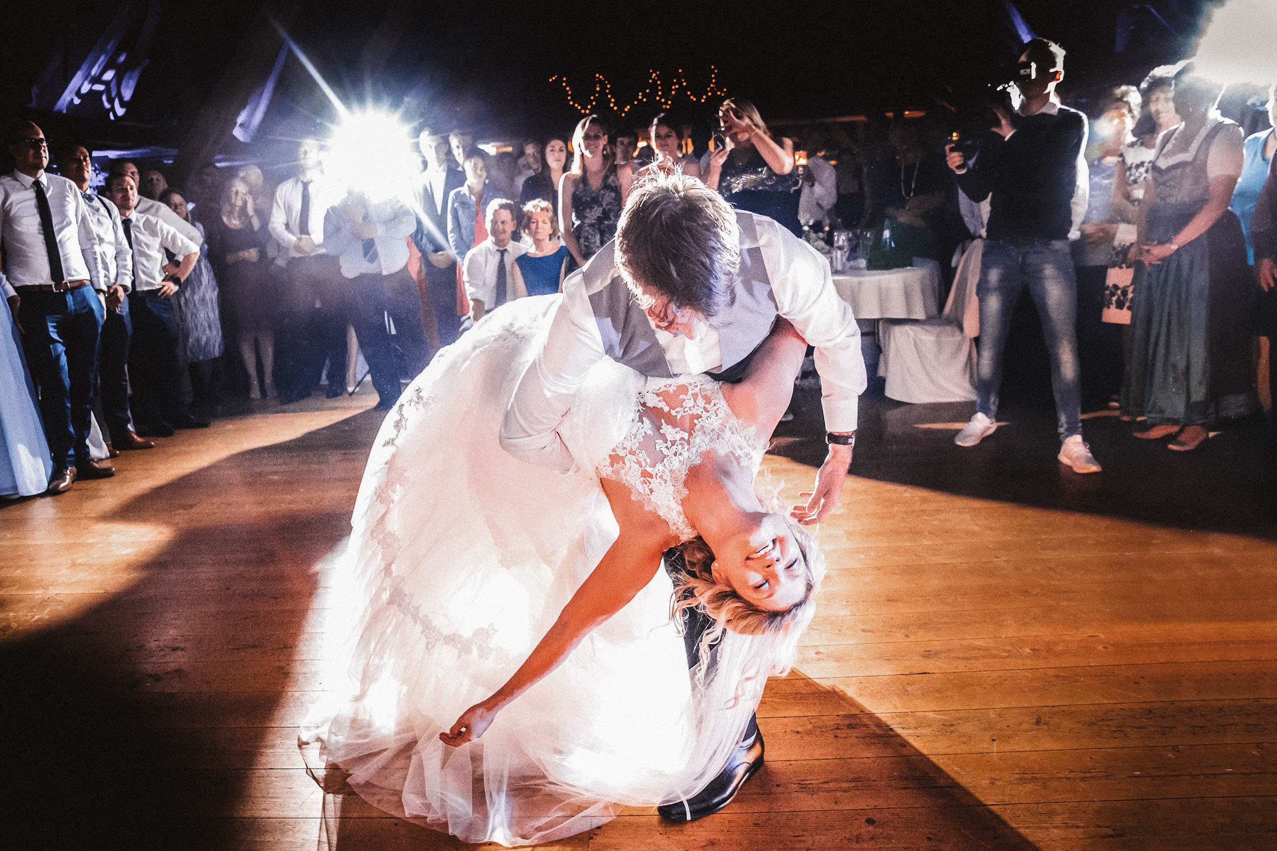 Das Brautpaar auf der Hochzeit im Odenwald beim Hochzeitstanz.