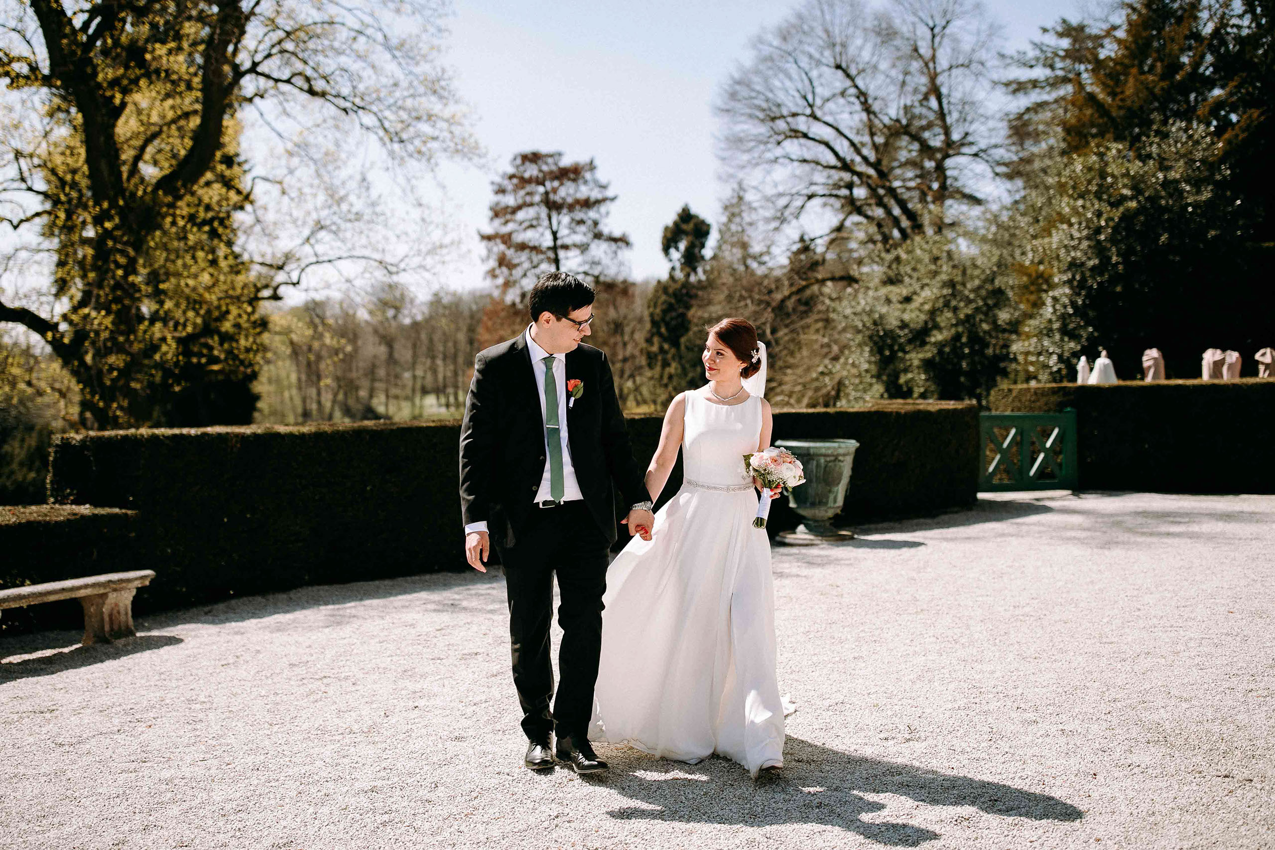 Natürliches Hochzeitsfoto im Schlosspark des Schlosshotel Kronberg – Hochzeitsfotograf in Aktion