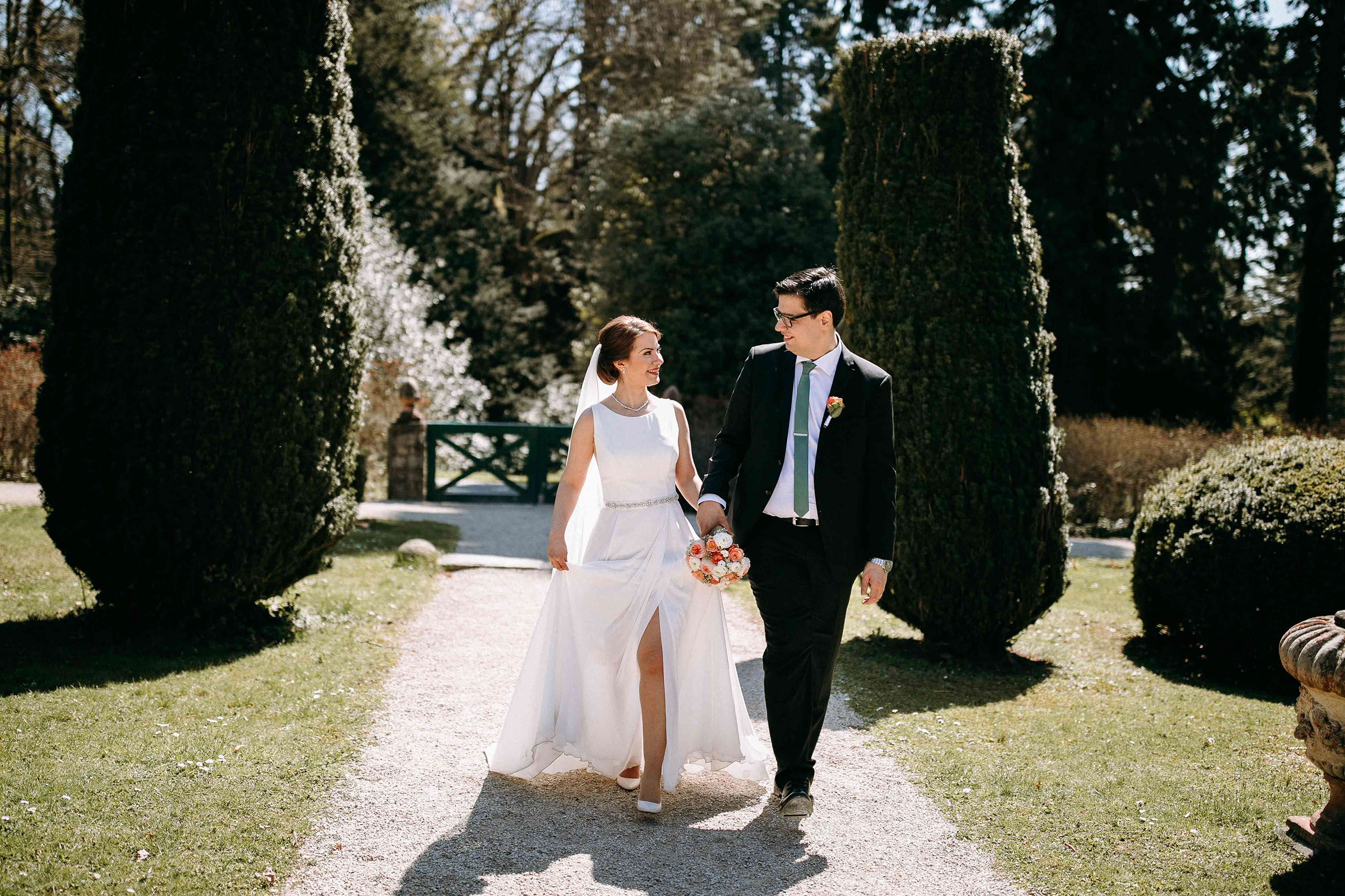 Brautpaar im Schlossgarten – romantischer Moment im Schlosshotel Kronberg