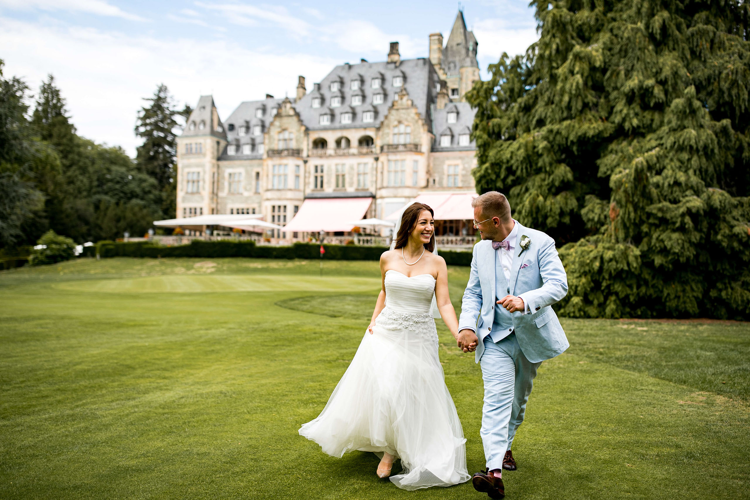Das Schlosshotel Kronberg ist eine wunderschöne Hochzeitslocation. Als Hochzeitsfotograf Kronberg fotografiere ich eure Hochzeit.