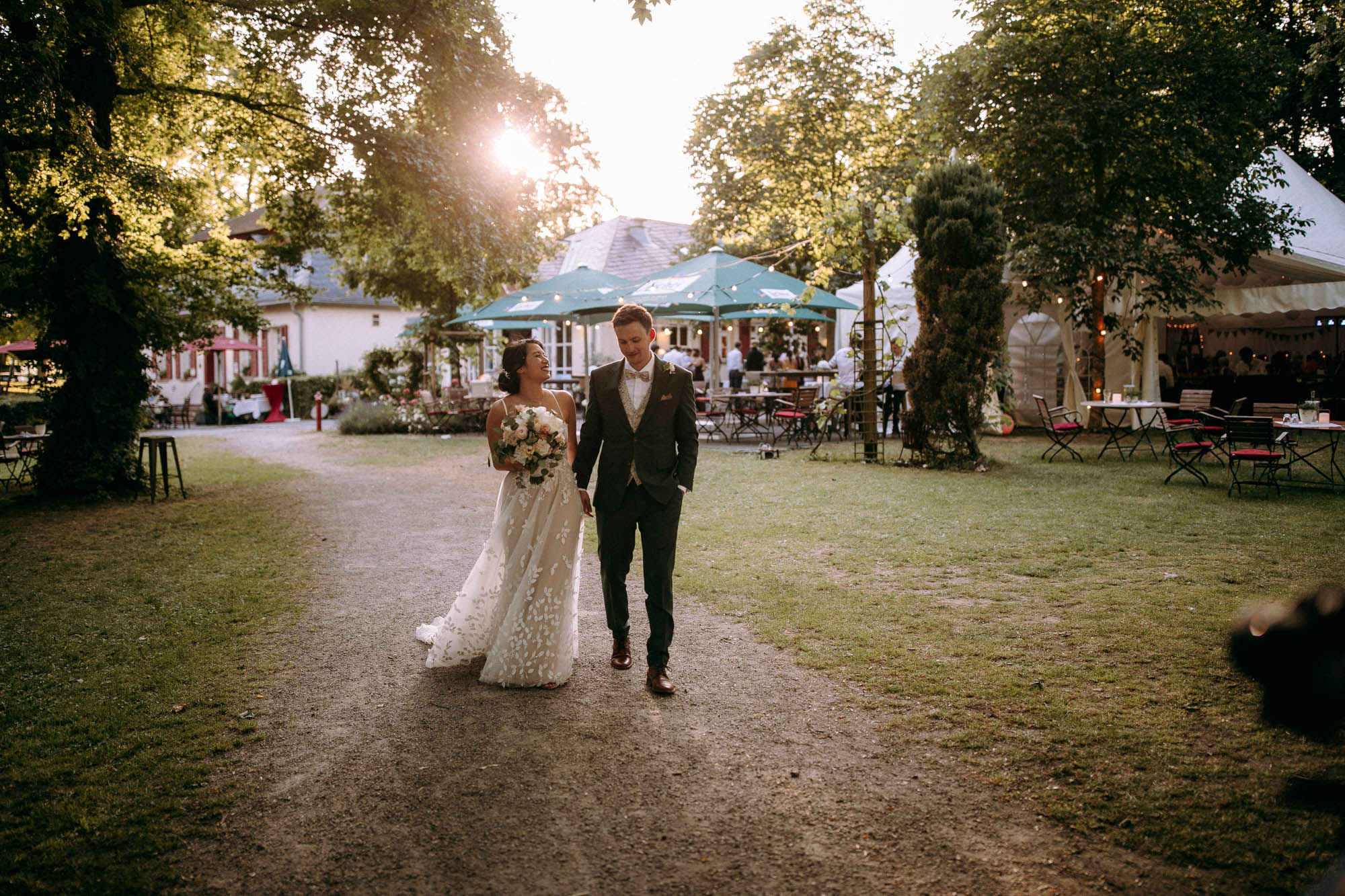 Das Brunnenwärterhaus in Bad Nauheim ist eine naturnahe Hochzeitslocation mit Parkgarten, freier Trauung unter Linden und Zeltfeiern