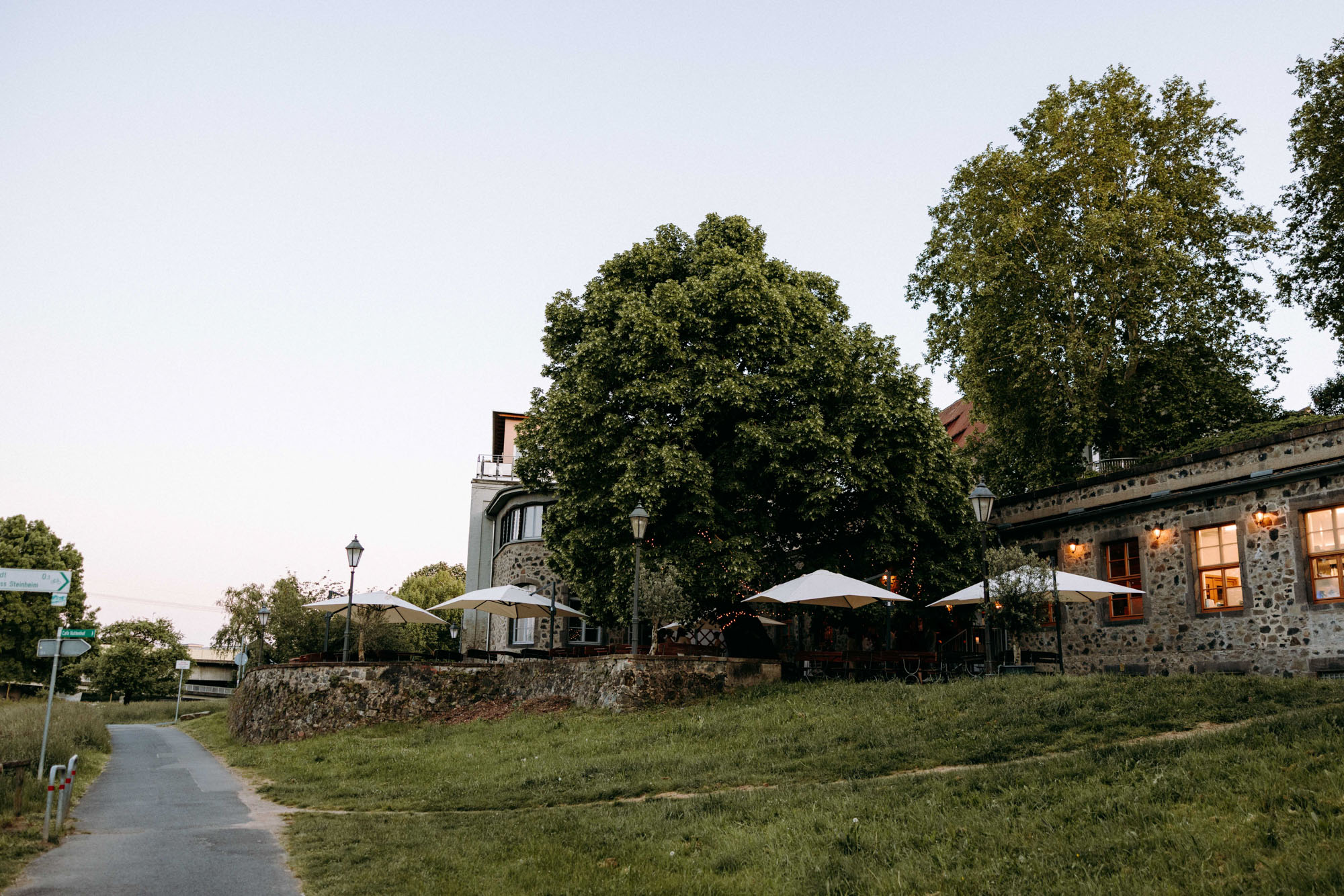 Das Druckhaus Hanau ist eine besondere Hochzeitslocation am Mainufer – mit Industriecharme, freier Trauung unter der Gerichtslinde &Full Service