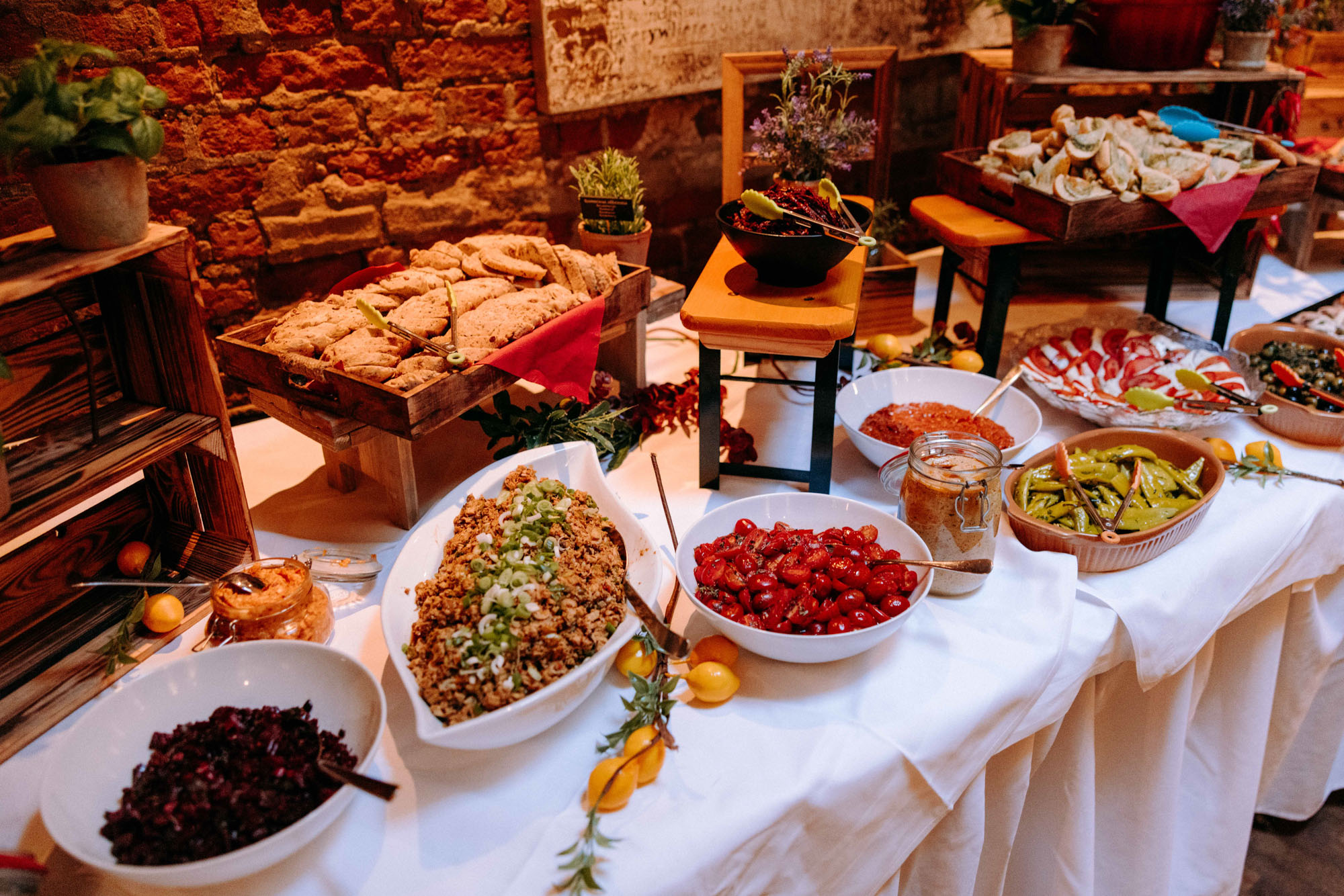 Das Druckhaus Hanau ist eine besondere Hochzeitslocation am Mainufer – mit Industriecharme, freier Trauung unter der Gerichtslinde &Full Service