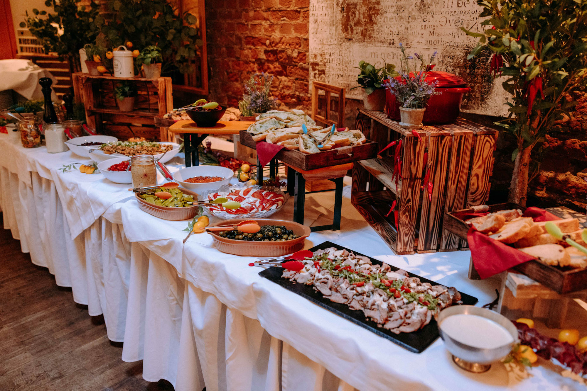 Das Druckhaus Hanau ist eine besondere Hochzeitslocation am Mainufer – mit Industriecharme, freier Trauung unter der Gerichtslinde &Full Service