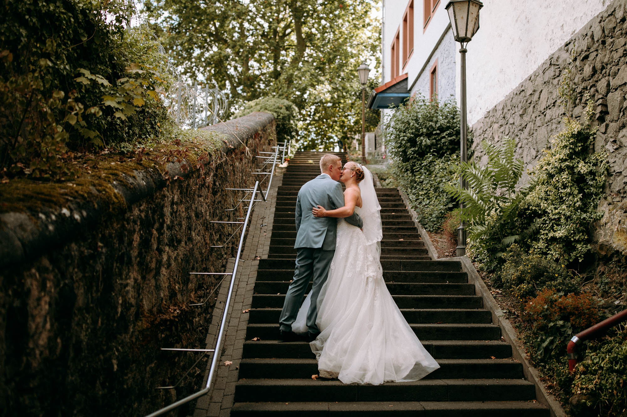 Das Druckhaus Hanau ist eine besondere Hochzeitslocation am Mainufer – mit Industriecharme, freier Trauung unter der Gerichtslinde &Full Service