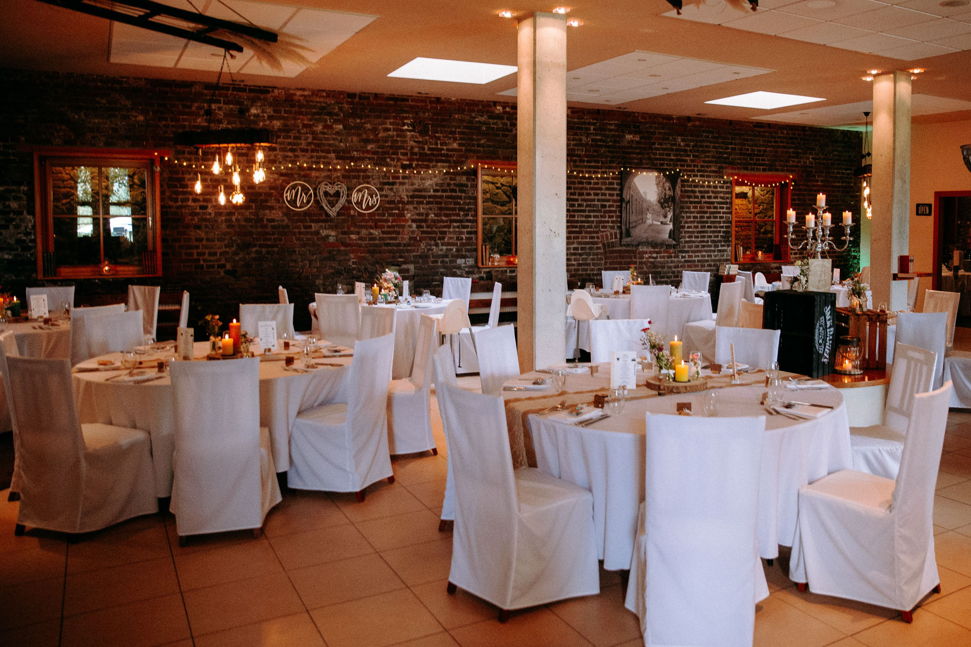 Das Druckhaus Hanau ist eine besondere Hochzeitslocation am Mainufer – mit Industriecharme, freier Trauung unter der Gerichtslinde &Full Service