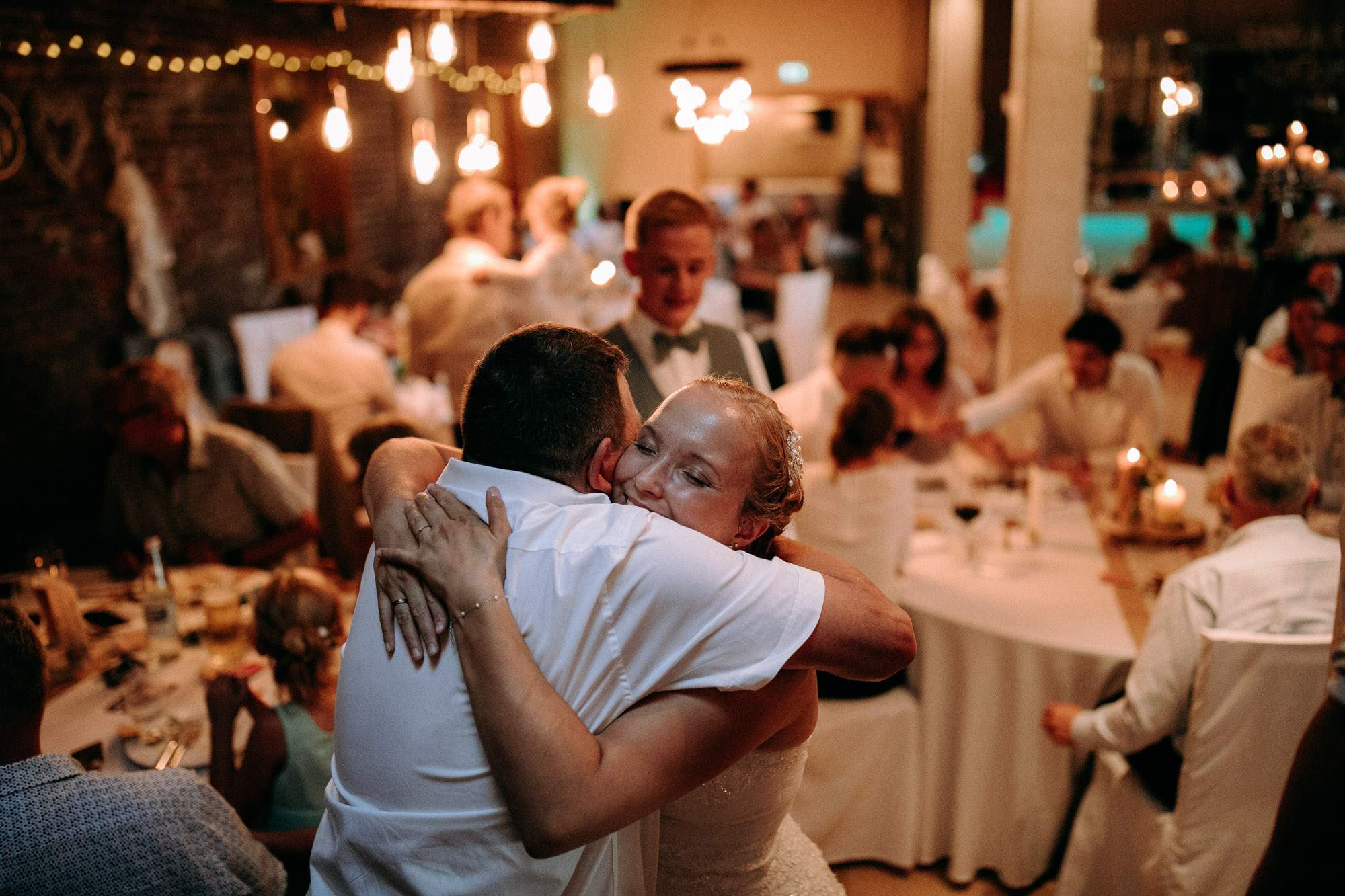 Das Druckhaus Hanau ist eine besondere Hochzeitslocation am Mainufer – mit Industriecharme, freier Trauung unter der Gerichtslinde &Full Service