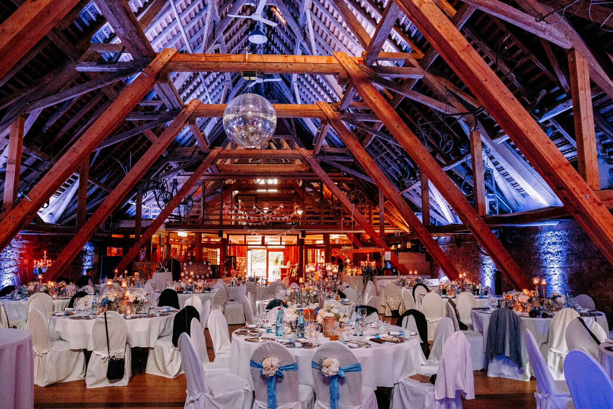 Der Gut Hühnerhof in Gründau ist eine Hochzeitslocation nahe Frankfurt mit Tenne, Hotel, exzellenter Küche & persönlichem Rundum-Service.