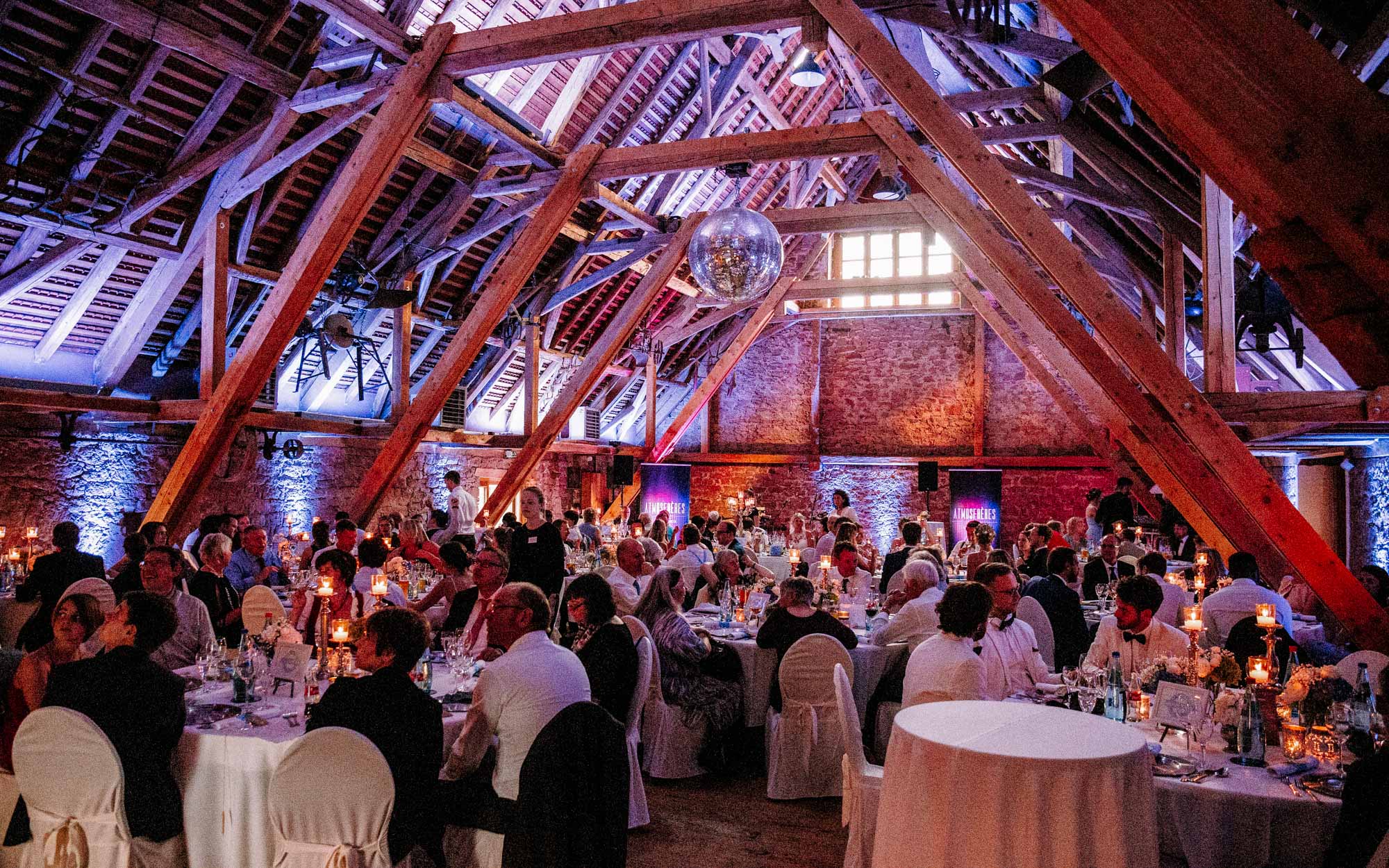 Der Gut Hühnerhof in Gründau ist eine Hochzeitslocation nahe Frankfurt mit Tenne, Hotel, exzellenter Küche & persönlichem Rundum-Service.