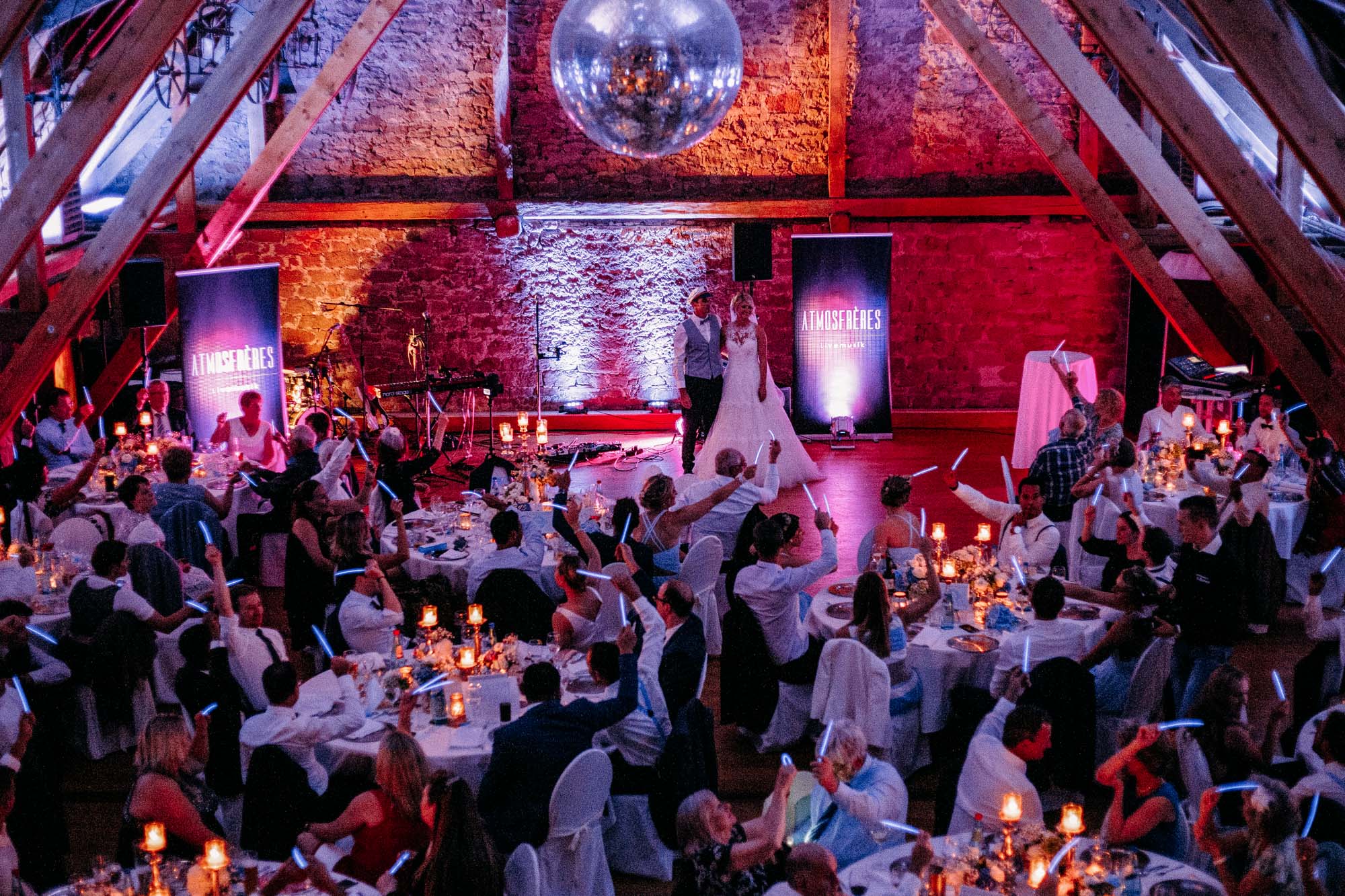 Der Gut Hühnerhof in Gründau ist eine Hochzeitslocation nahe Frankfurt mit Tenne, Hotel, exzellenter Küche & persönlichem Rundum-Service.