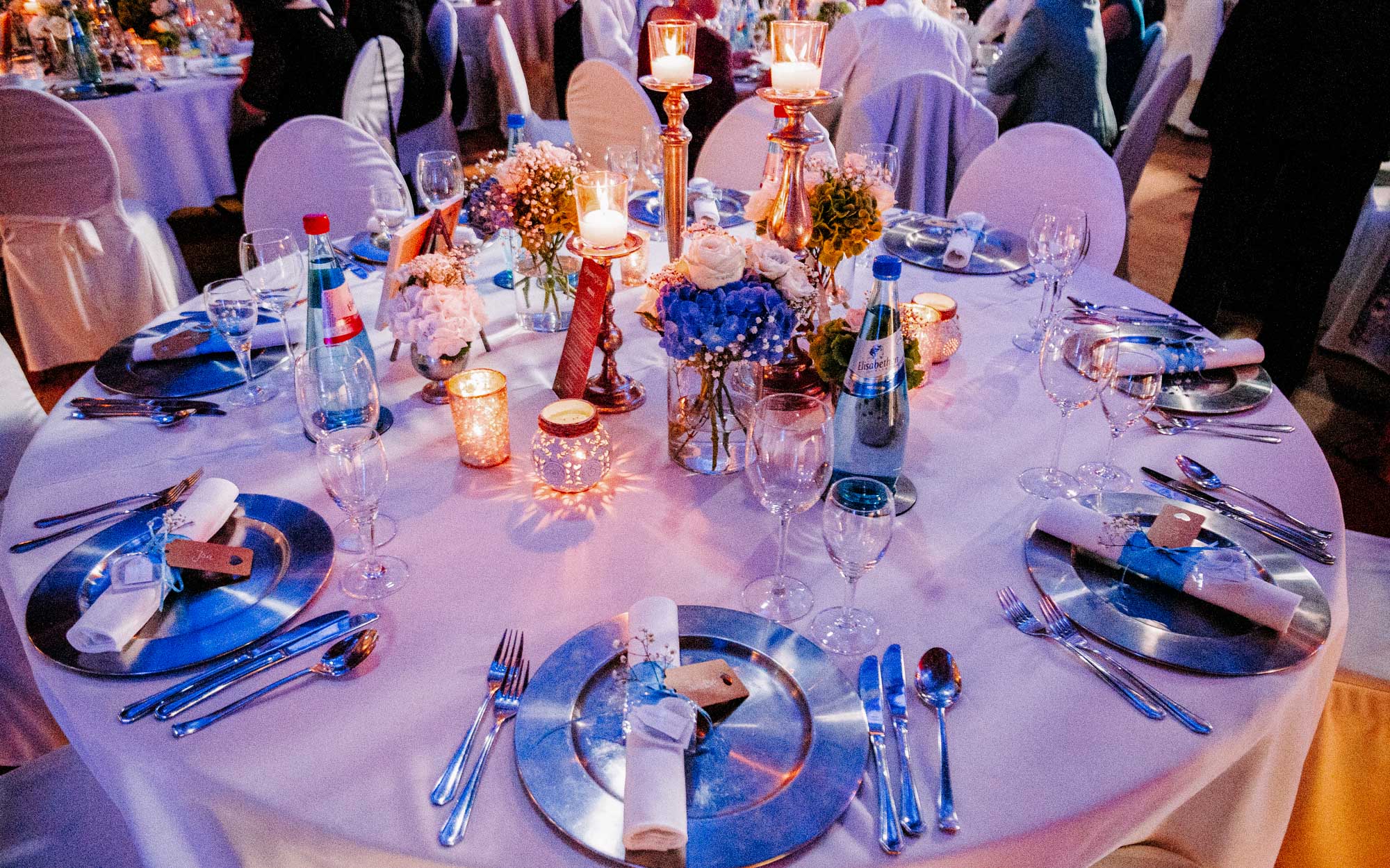 Der Gut Hühnerhof in Gründau ist eine Hochzeitslocation nahe Frankfurt mit Tenne, Hotel, exzellenter Küche & persönlichem Rundum-Service.