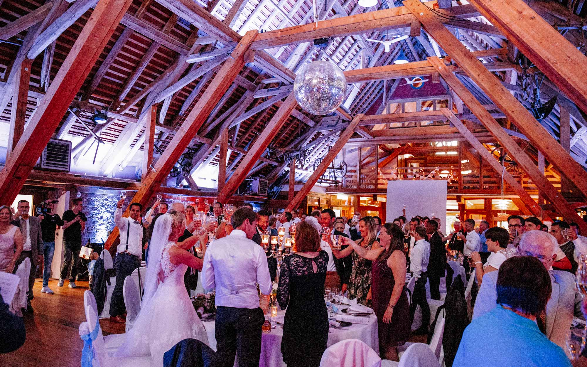 Der Gut Hühnerhof in Gründau ist eine Hochzeitslocation nahe Frankfurt mit Tenne, Hotel, exzellenter Küche & persönlichem Rundum-Service.