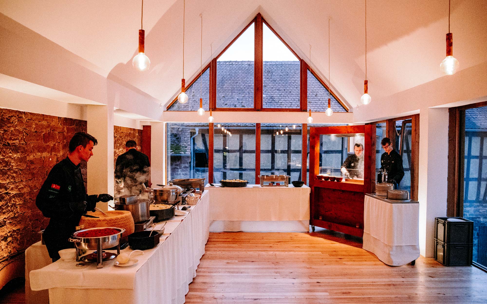 Der Gut Hühnerhof in Gründau ist eine Hochzeitslocation nahe Frankfurt mit Tenne, Hotel, exzellenter Küche & persönlichem Rundum-Service.