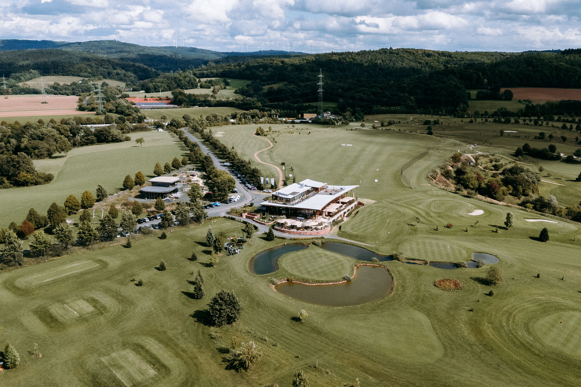 Das Heckers Restaurant in Gründau ist Hochzeitslocation und offizieller Trauort – mit Dachterrasse, Kiesterrasse, Trauzimmer & Full-Service.