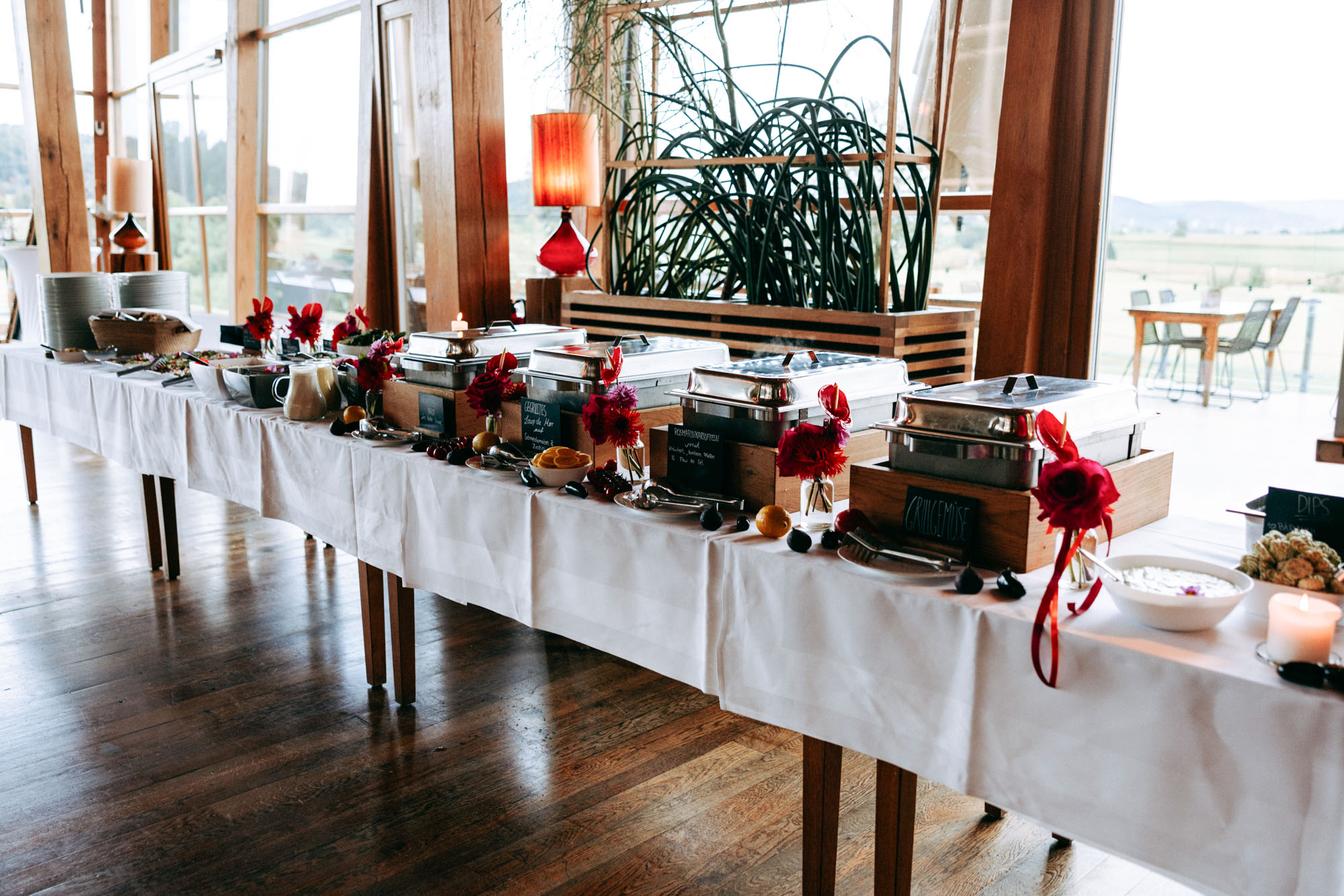 Das Heckers Restaurant in Gründau ist Hochzeitslocation und offizieller Trauort – mit Dachterrasse, Kiesterrasse, Trauzimmer & Full-Service.