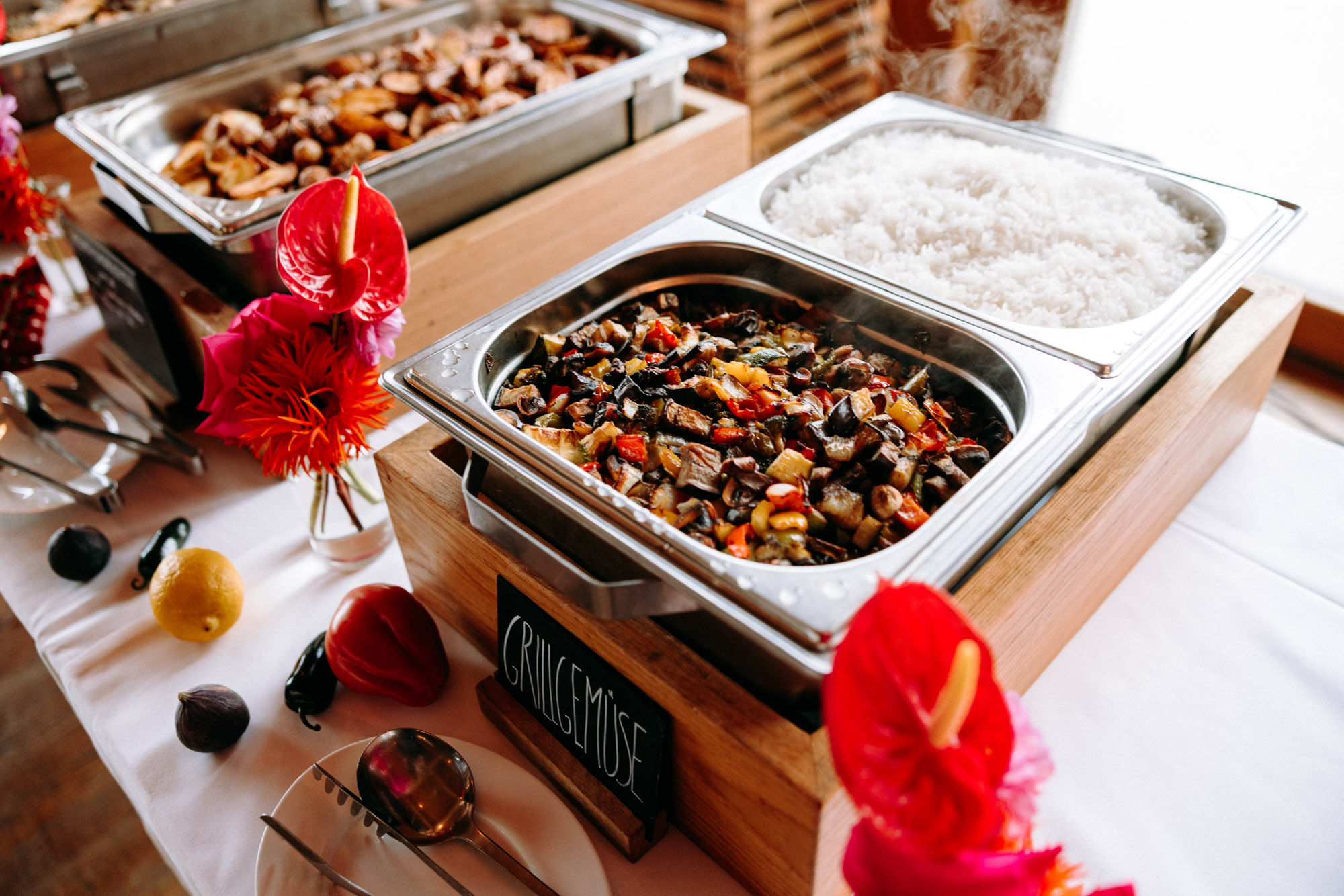 Das Heckers Restaurant in Gründau ist Hochzeitslocation und offizieller Trauort – mit Dachterrasse, Kiesterrasse, Trauzimmer & Full-Service.