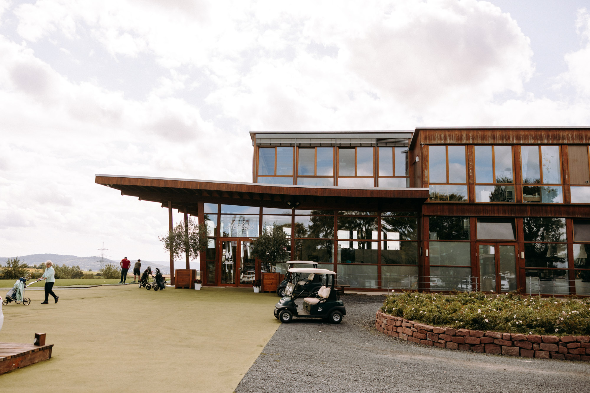 Das Heckers Restaurant in Gründau ist Hochzeitslocation und offizieller Trauort – mit Dachterrasse, Kiesterrasse, Trauzimmer & Full-Service.