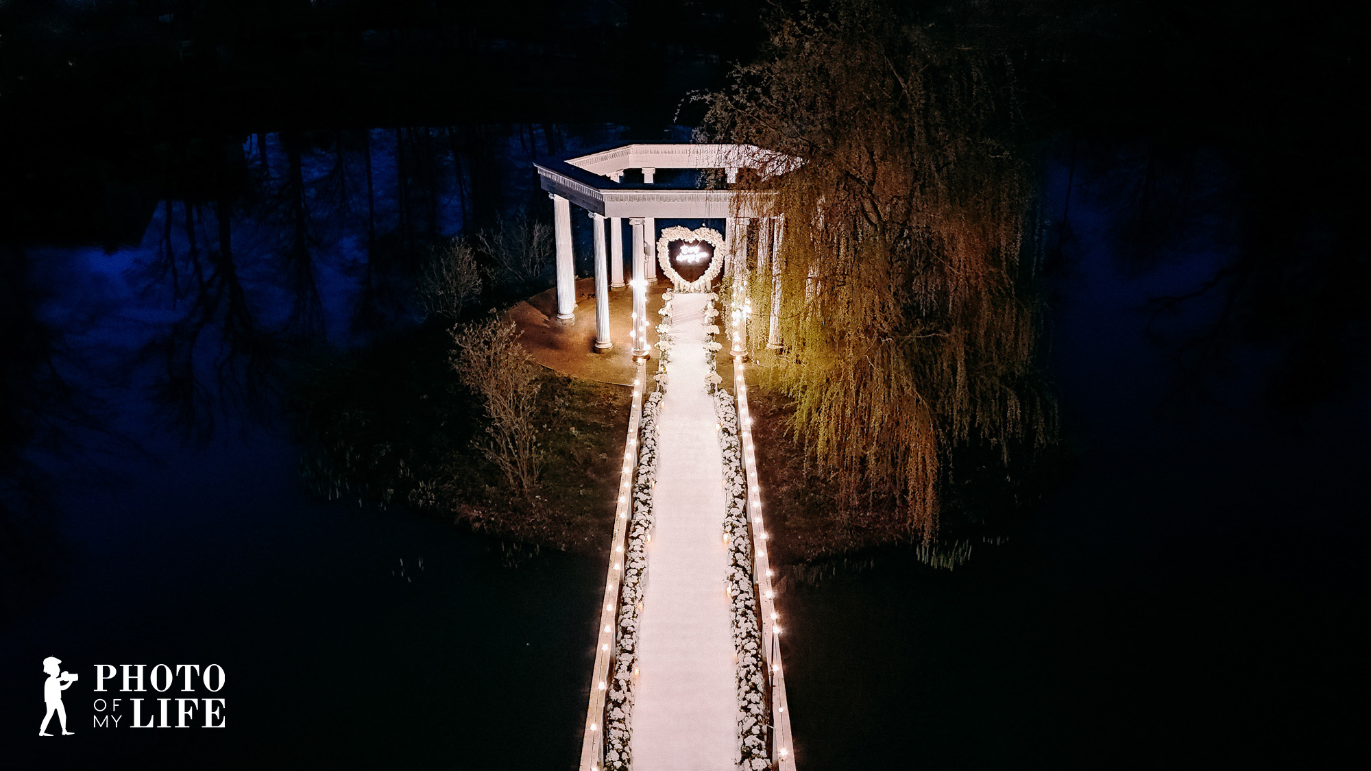 Ein exklusiver Heiratsantrag auf einem Rooftop in Frankfurt mit Blick über die Skyline. Jetzt Heiratsantrag in Frankfurt planen.