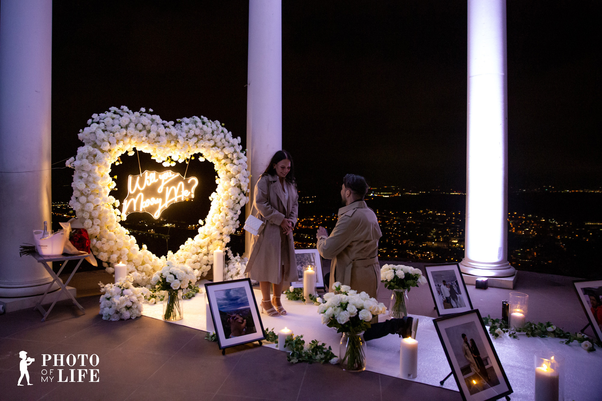 Ein exklusiver Heiratsantrag auf einem Rooftop in Frankfurt mit Blick über die Skyline. Jetzt Heiratsantrag in Frankfurt planen.