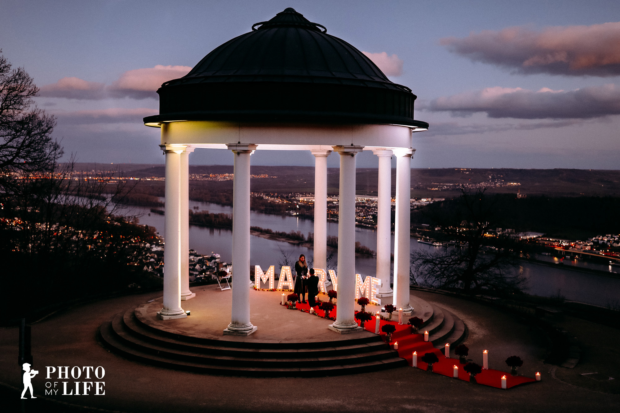 Ein exklusiver Heiratsantrag auf einem Rooftop in Frankfurt mit Blick über die Skyline. Jetzt Heiratsantrag in Frankfurt planen.