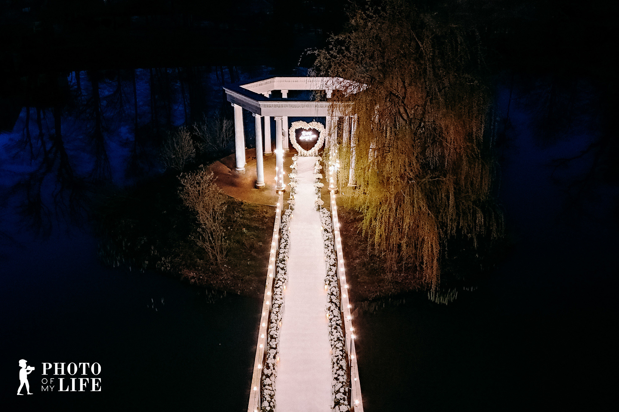 Ein exklusiver Heiratsantrag auf einem Rooftop in Frankfurt mit Blick über die Skyline. Jetzt Heiratsantrag in Frankfurt planen.