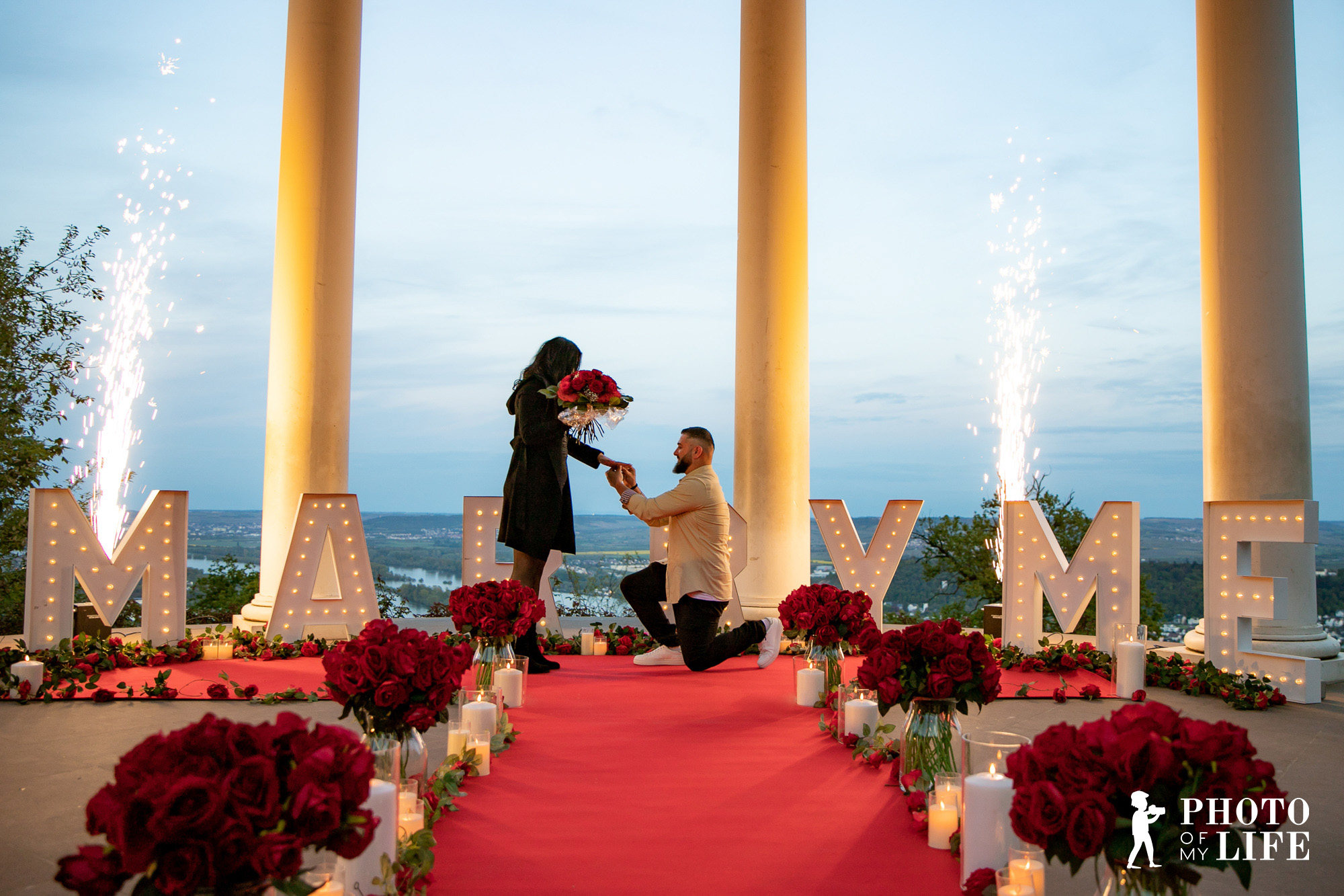 Ein exklusiver Heiratsantrag auf einem Rooftop in Frankfurt mit Blick über die Skyline. Jetzt Heiratsantrag in Frankfurt planen.