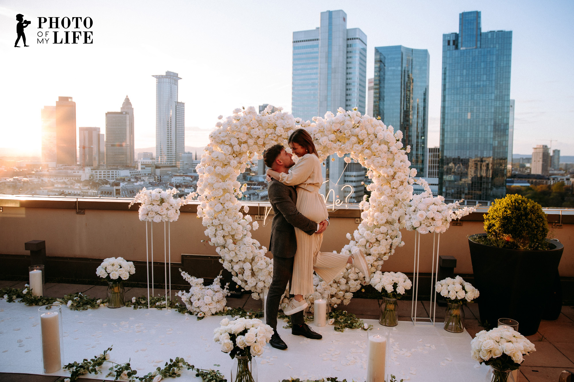 Ein exklusiver Heiratsantrag auf einem Rooftop in Frankfurt mit Blick über die Skyline. Jetzt Heiratsantrag in Frankfurt planen.
