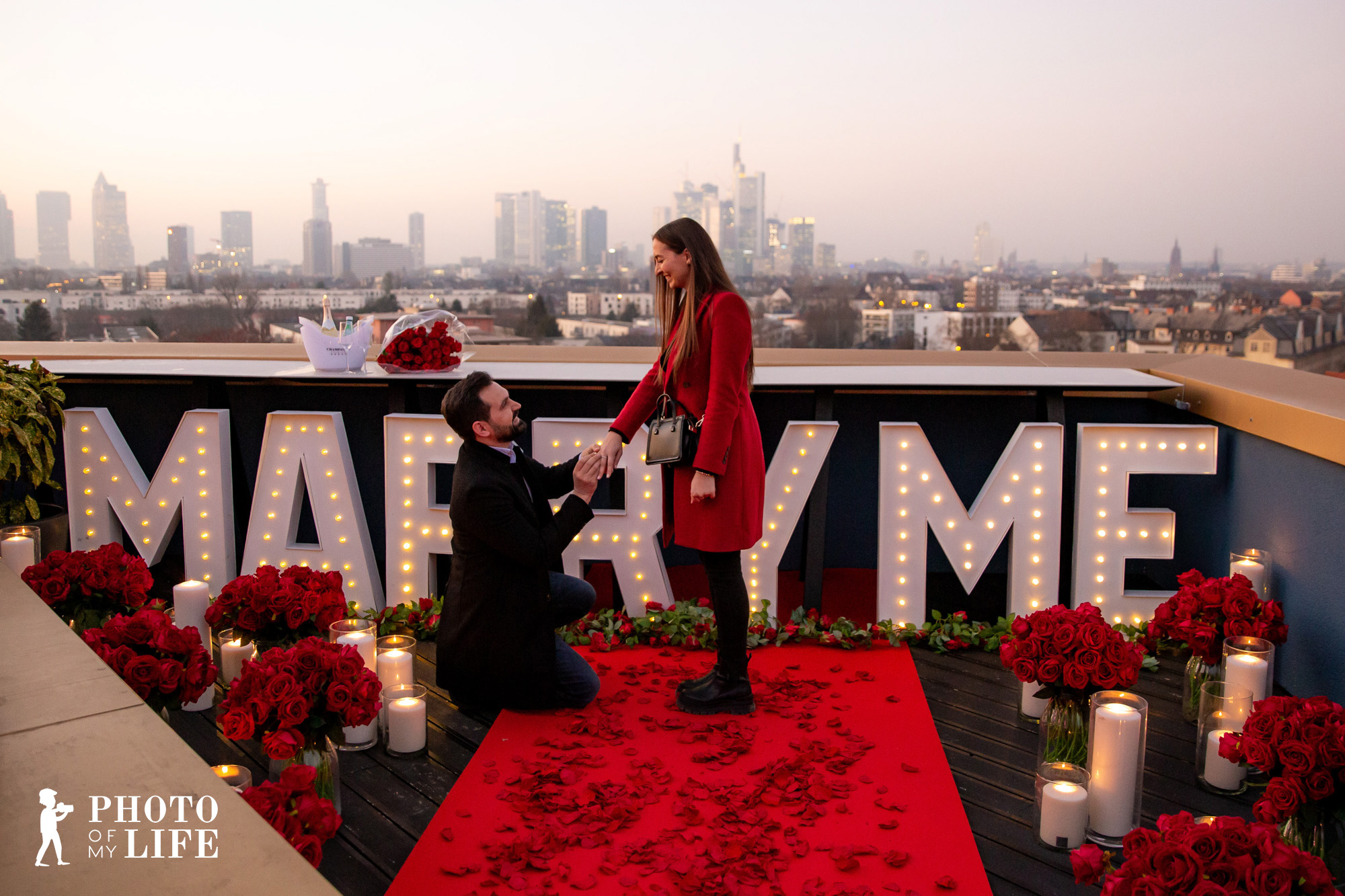 Ein exklusiver Heiratsantrag auf einem Rooftop in Frankfurt mit Blick über die Skyline. Jetzt Heiratsantrag in Frankfurt planen.