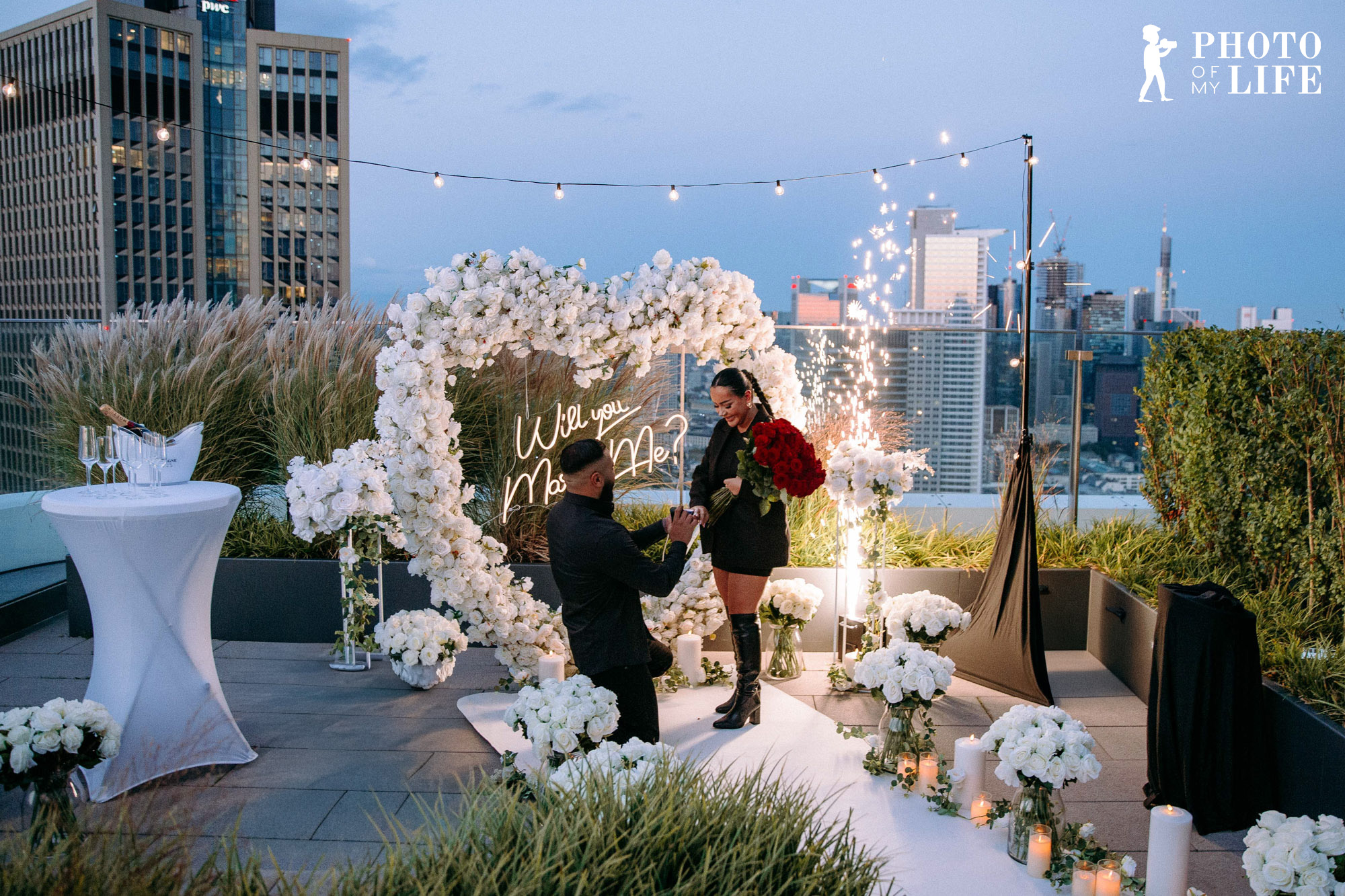 Ein exklusiver Heiratsantrag auf einem Rooftop in Frankfurt mit Blick über die Skyline. Jetzt Heiratsantrag in Frankfurt planen.