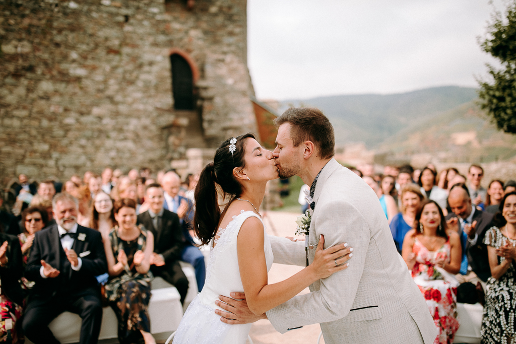 Das Brautpaar sieht sich verliebt im Kaiserdom am Altar an.