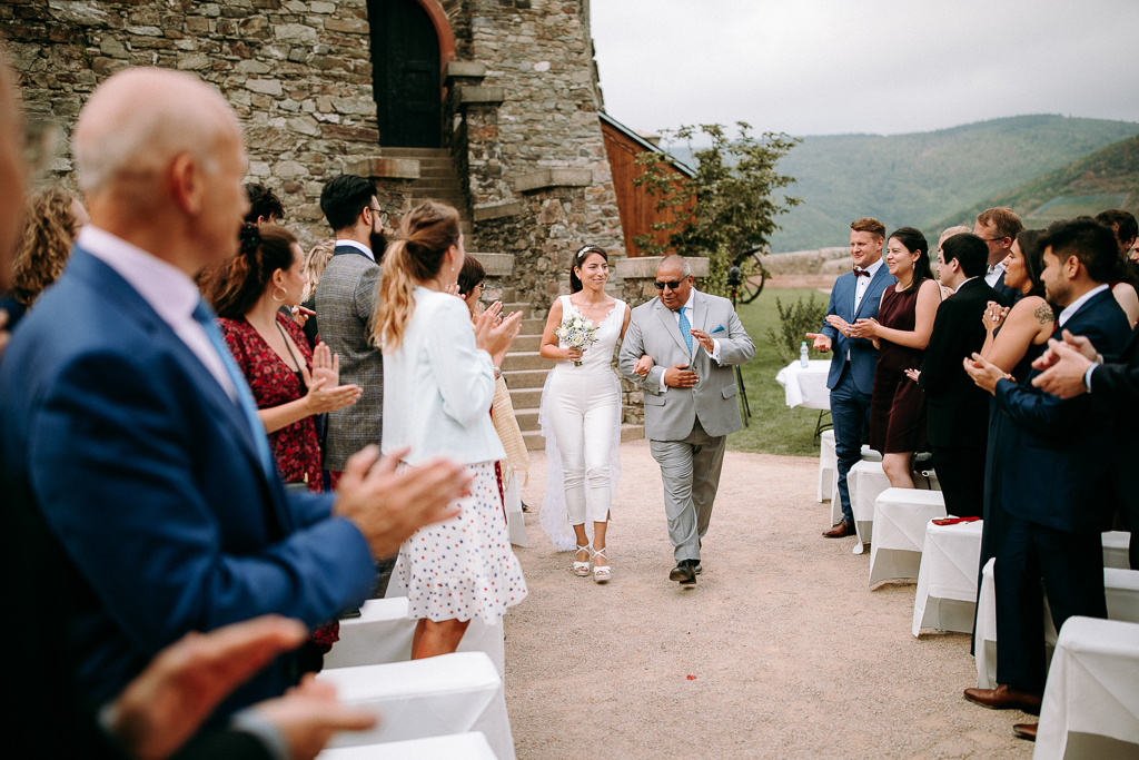 Das Brautpaar sieht sich verliebt im Kaiserdom am Altar an.