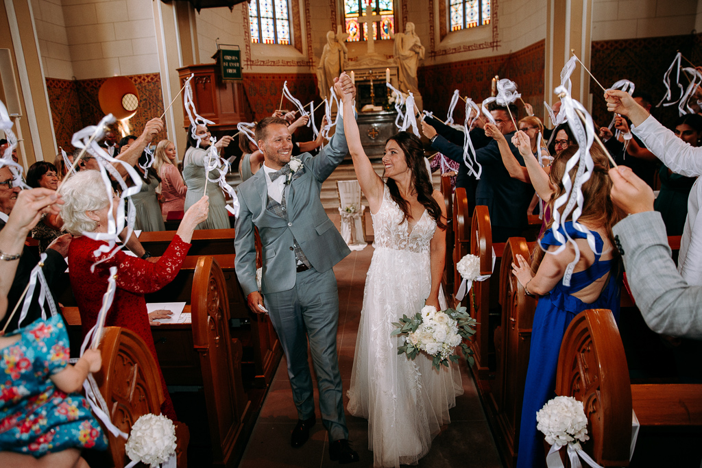 Mutter weint beim Gratulieren der Braut.