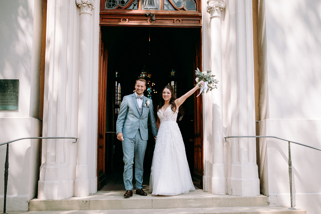 Mutter weint beim Gratulieren der Braut.