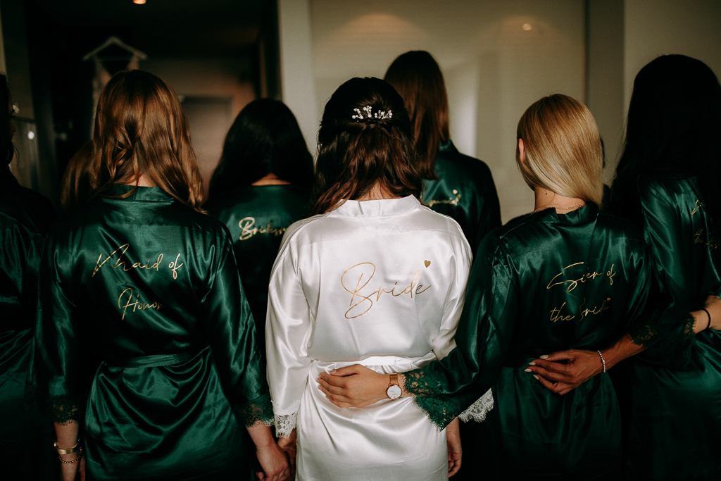 Detailaufnahme der Manschettenknöpfe des Bräutigams.