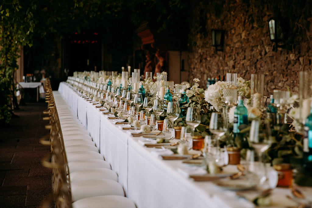 Eine naked Hochzeitstorte mit Beeren
