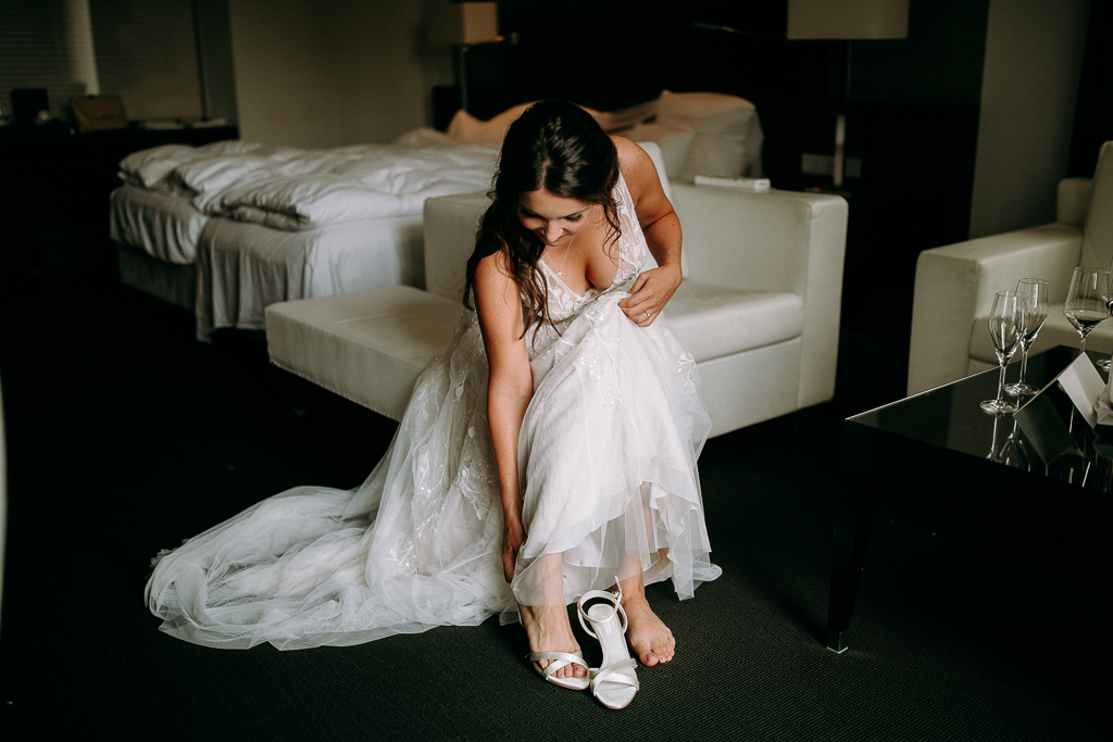 Detailaufnahme der Manschettenknöpfe des Bräutigams.