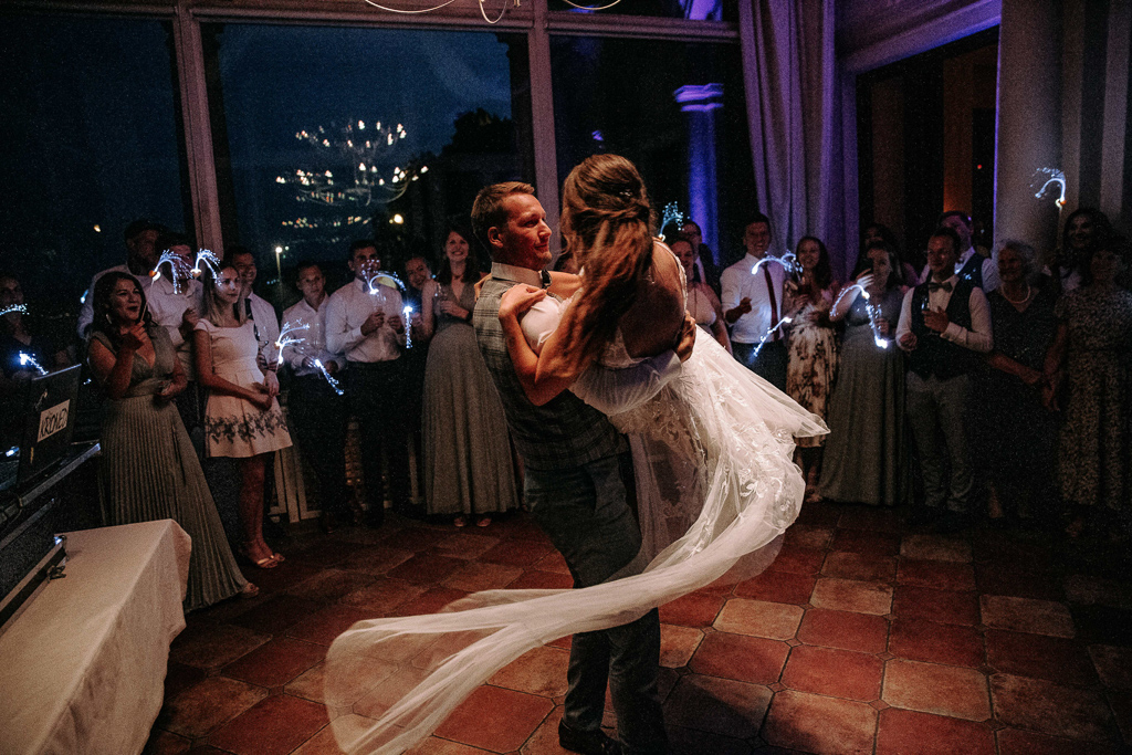 Die Braut tanzt mit den Hochzeitsgästen auf der abendlichen Feier.