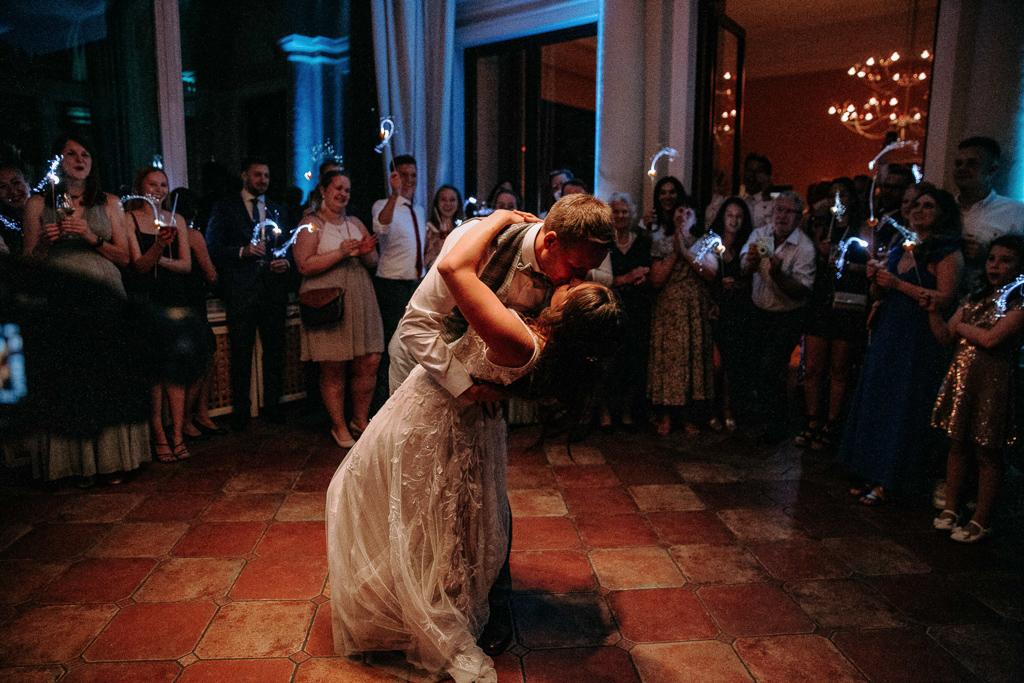 Die Braut tanzt mit den Hochzeitsgästen auf der abendlichen Feier.