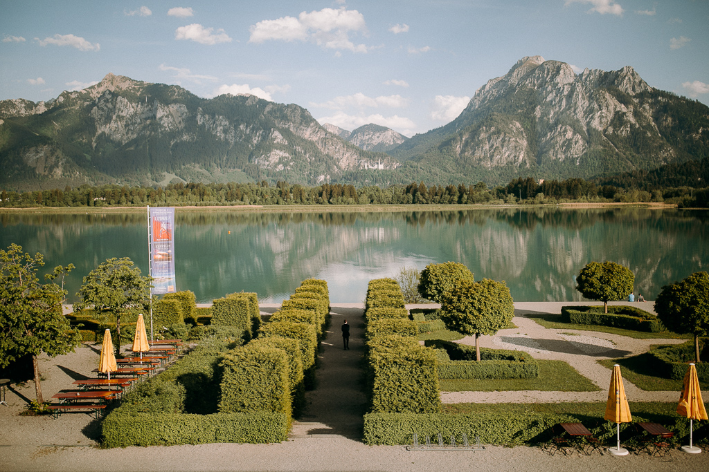 Der Bräutigam sieht die Braut zum ersten Mal im Hochzeitskleid.